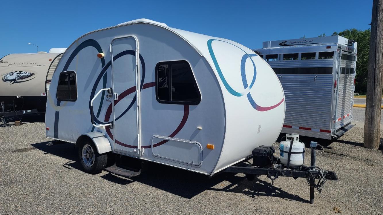 2010 White R Pod RP173 , located at 923 US HWY 87 E., Billings, MT, 59101, (406) 245-0456, 45.795788, -108.451881 - Dry weight of only 2,618 lb, SUV and half ton towable, single axle, A/C, full bath, shower, toilet, front queen bed, fully loaded. John it 406-208-0659 - Photo #0
