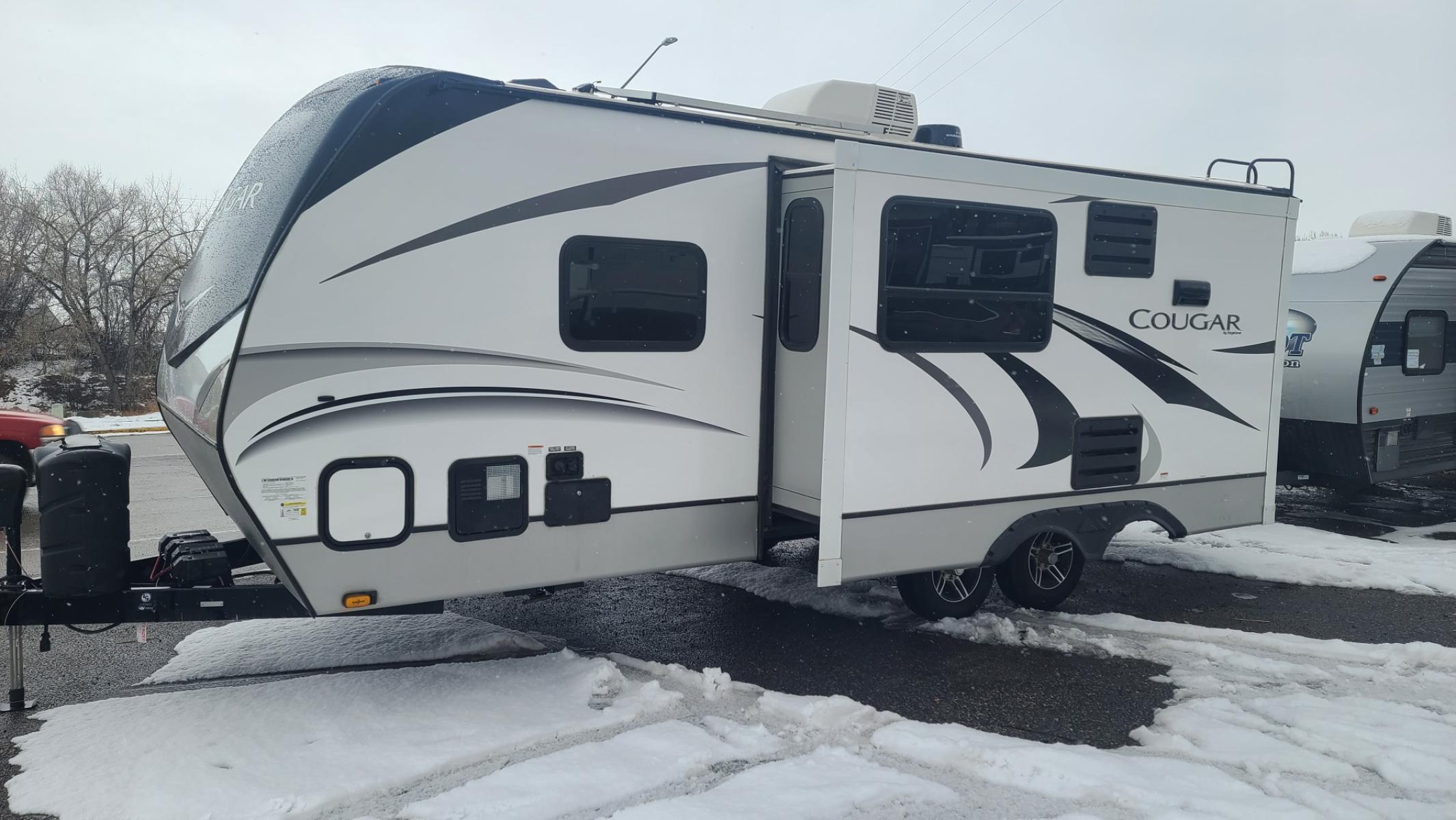 2021 White Keystone Cougar , located at 923 US HWY 87 E., Billings, MT, 59101, (406) 245-0456, 45.795788, -108.451881 - Like New!!!2021 Keystone Cougar 22 ft, half ton towable, Front queen bed, rear kitchen, 18 ft awning, booth dinette makes into a bed, could sleep four, one slide, two electric recliners, A/C, hot water, furnace, model number 22 MLSWE. - Photo #1