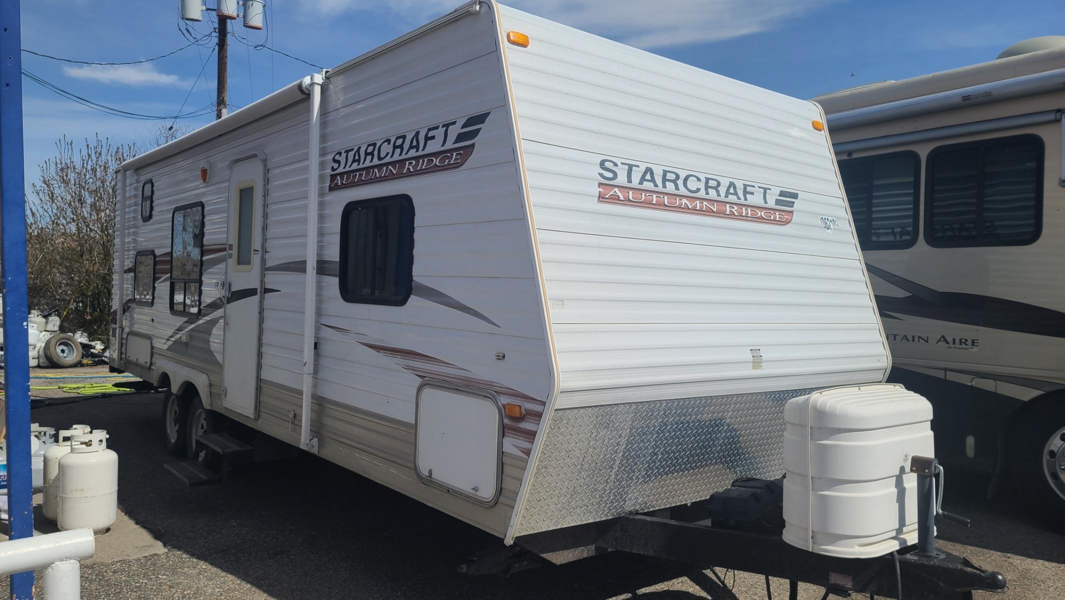 2009 White Starcraft Autumn Ridge , located at 923 US HWY 87 E., Billings, MT, 59101, (406) 245-0456, 45.795788, -108.451881 - Very nice 27 ft travel trailer with rear bunks, front queen walk around bed, Jack knife couch and booth dinette both make into beds, could sleep 9, oversized bottom bunk, 4,680 lb drive weight, bath tub/shower combo, A/C, hot water, furnace.model number 278BH. John at 406-208-0659 - Photo #0