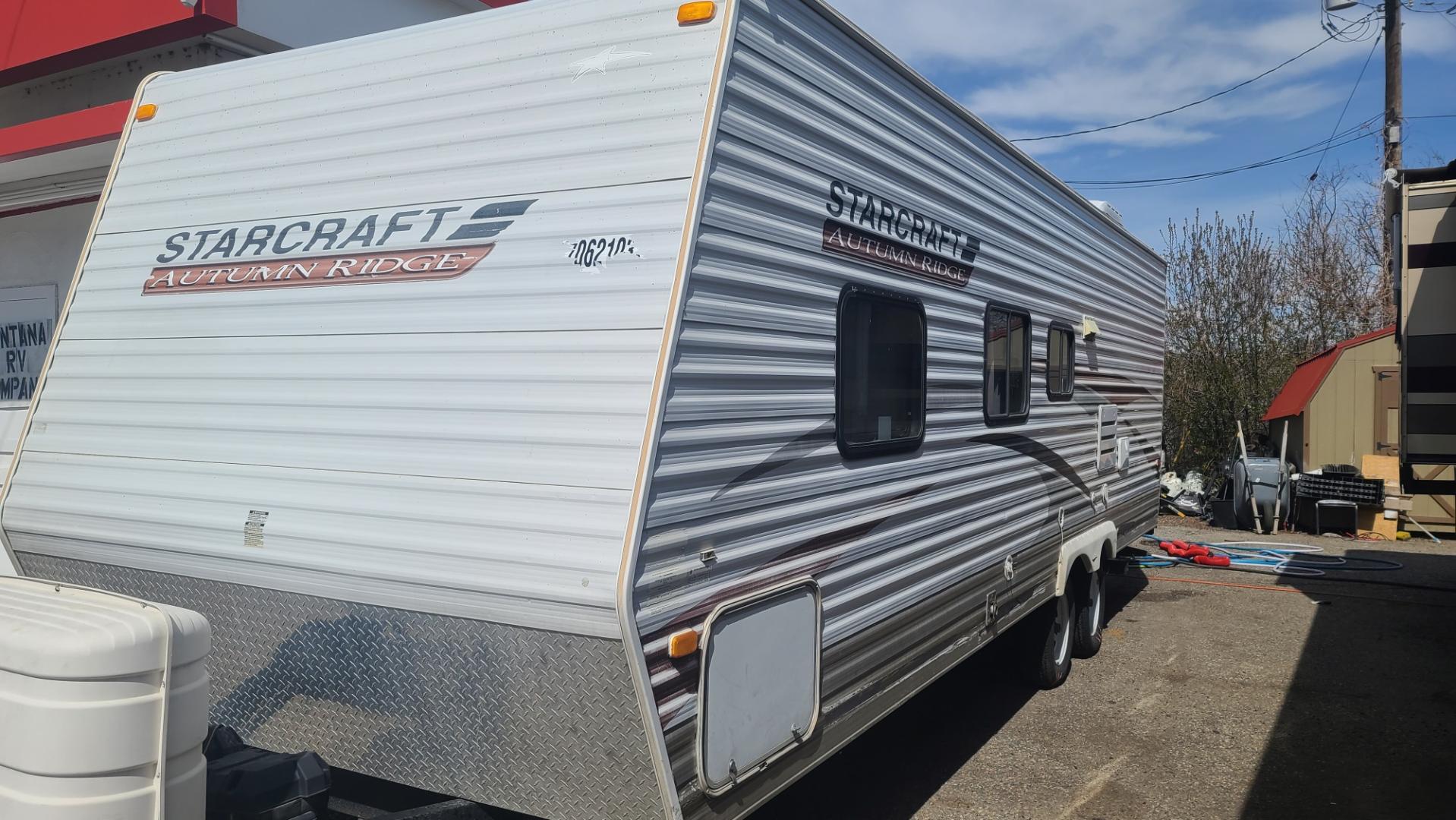 2009 White Starcraft Autumn Ridge , located at 923 US HWY 87 E., Billings, MT, 59101, (406) 245-0456, 45.795788, -108.451881 - Very nice 27 ft travel trailer with rear bunks, front queen walk around bed, Jack knife couch and booth dinette both make into beds, could sleep 9, oversized bottom bunk, 4,680 lb drive weight, bath tub/shower combo, A/C, hot water, furnace.model number 278BH. John at 406-208-0659 - Photo#1