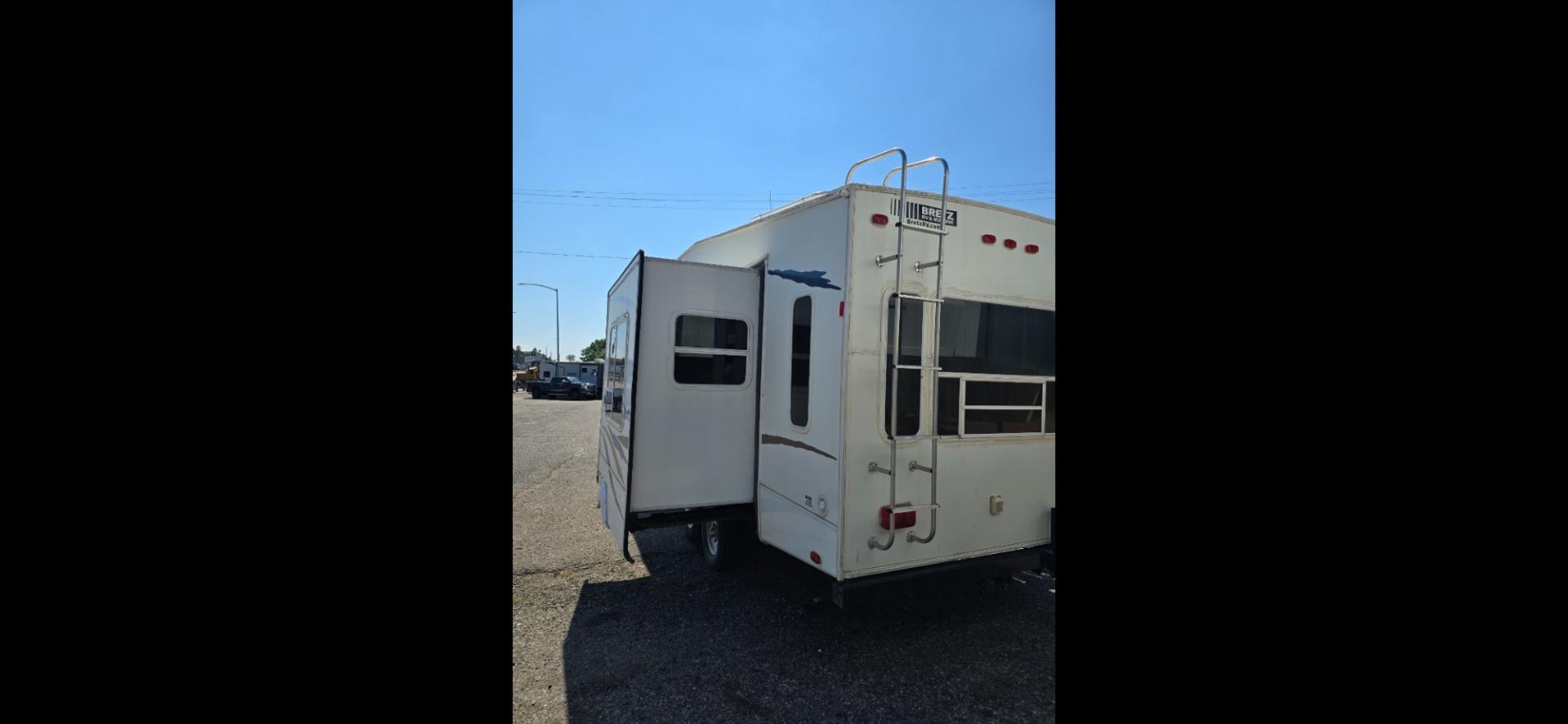 2007 White Forest River Wildcat , located at 923 US HWY 87 E., Billings, MT, 59101, (406) 245-0456, 45.795788, -108.451881 - Photo#2