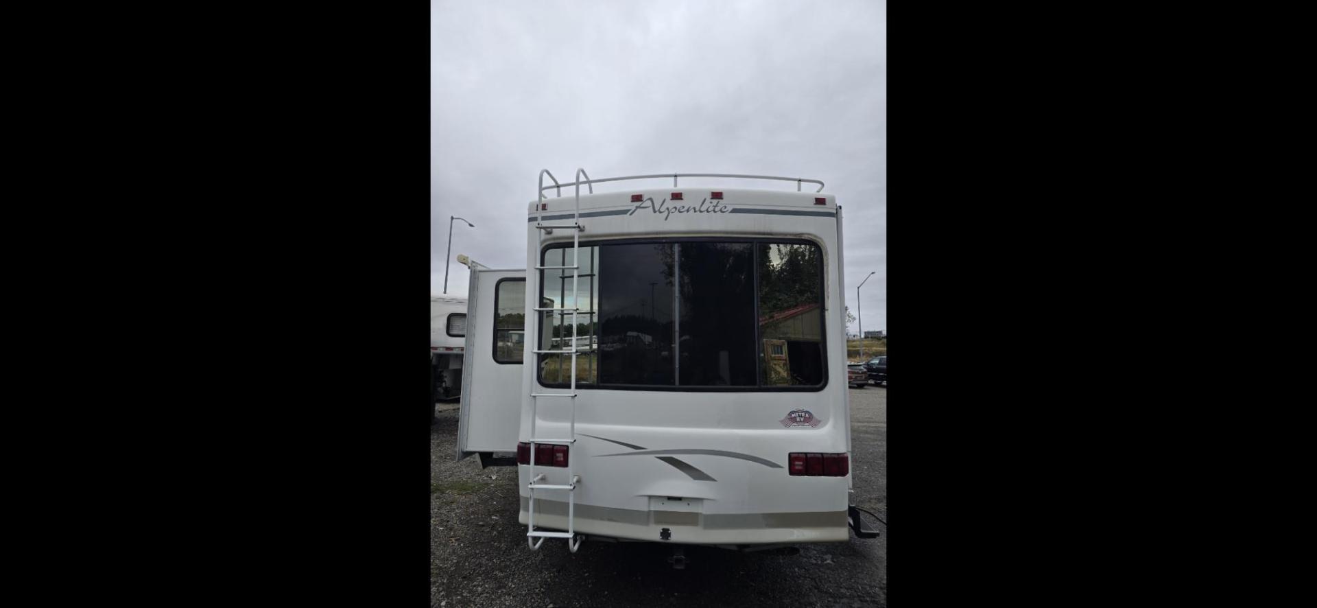 2002 White Alpenlite Spyglass , located at 923 US HWY 87 E., Billings, MT, 59101, (406) 245-0456, 45.795788, -108.451881 - Absolutely. Immaculate, little 29' fifth wheel with front queen walk around bed, rear living room, heated and enclosed underbelly, full four season, fireplace, central vac, 19"awning with metal guard, auto front jacks. Model Spyglass 29RL. Dry weight 9446lbs. John at 406 208 0659 - Photo#1