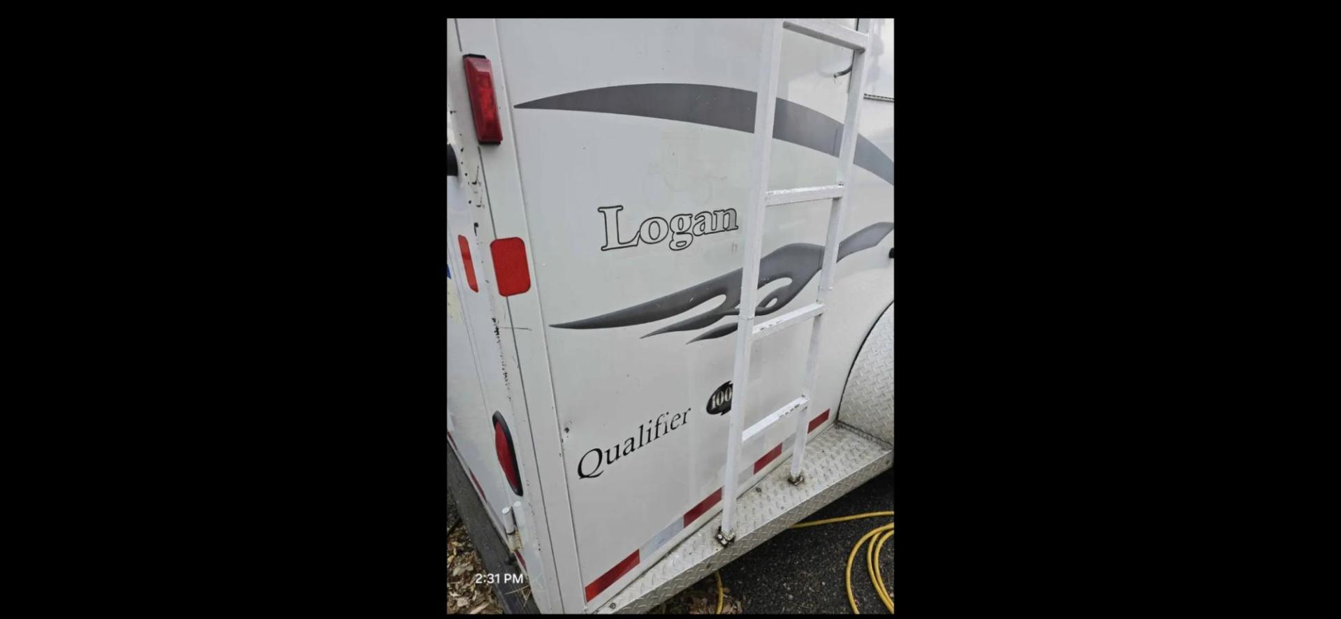 2004 White Logan Qualifier , located at 923 US HWY 87 E., Billings, MT, 59101, (406) 245-0456, 45.795788, -108.451881 - 2004 Logan Qualifier 3 Horse LQ Located in Billings MT 2004 Logan Qualifer 3 horse slant. 7' wide and aluminum on steel. Ac...forced air heat... 3 cubic fridge... full bath shower toilet... front queen... couch folds into a bed.... top hay rack...90 inch height inside horse area... slant 2 - Photo#2
