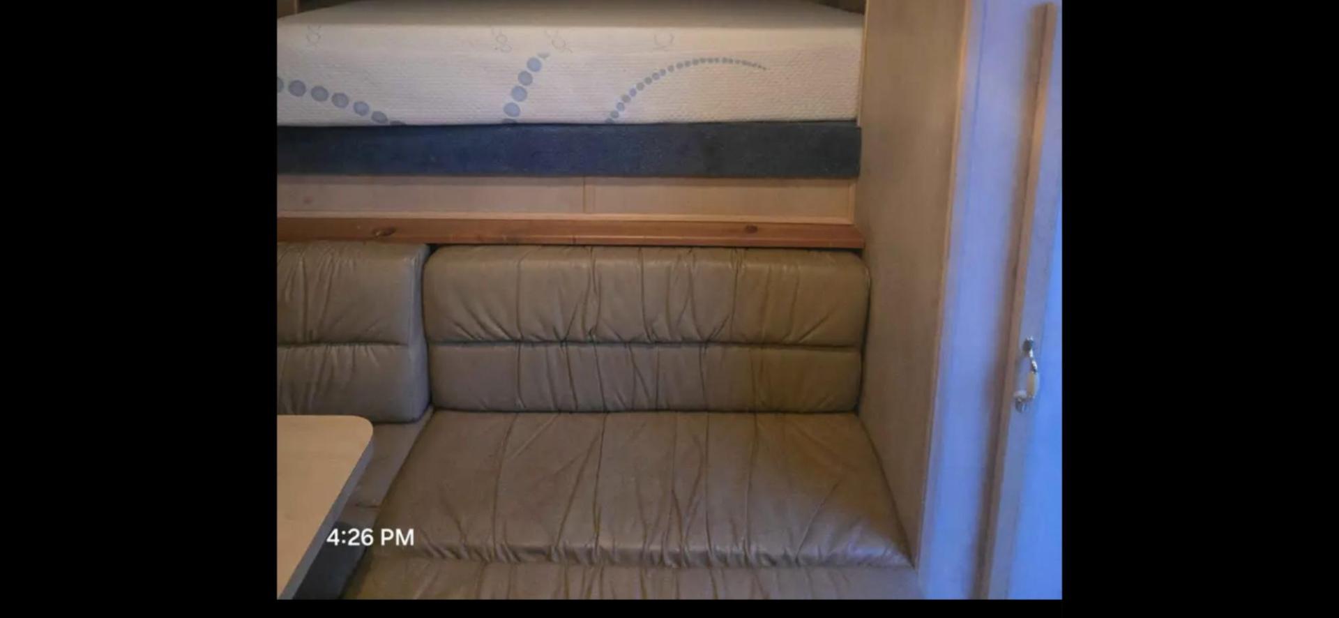 1998 Sundowner Sierra , located at 923 US HWY 87 E., Billings, MT, 59101, (406) 245-0456, 45.795788, -108.451881 - 1998 Sundowner Sierra 3 Horse LQ Located in Billings MT $21,900 1998 Sundowner Sierra 3 horse 8' wide, overall length 37', floor is 31' long, 12' short wall, 12' 5" long side. Aluminum on aluminum. Onan 4k gen w remote start... Rear fold down ramp... Mangers... drop down windows front side - Photo#10