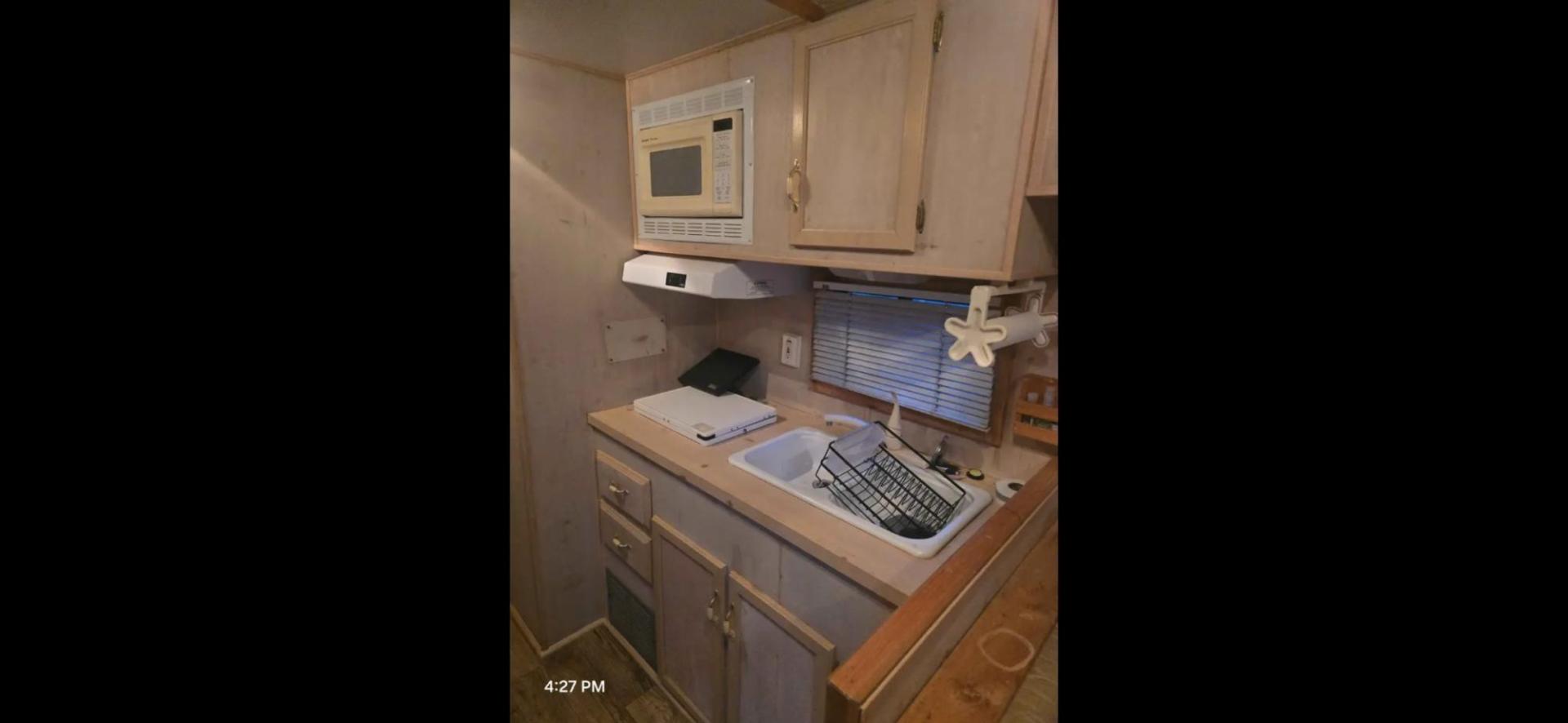 1998 Sundowner Sierra , located at 923 US HWY 87 E., Billings, MT, 59101, (406) 245-0456, 45.795788, -108.451881 - 1998 Sundowner Sierra 3 Horse LQ Located in Billings MT $21,900 1998 Sundowner Sierra 3 horse 8' wide, overall length 37', floor is 31' long, 12' short wall, 12' 5" long side. Aluminum on aluminum. Onan 4k gen w remote start... Rear fold down ramp... Mangers... drop down windows front side - Photo#13