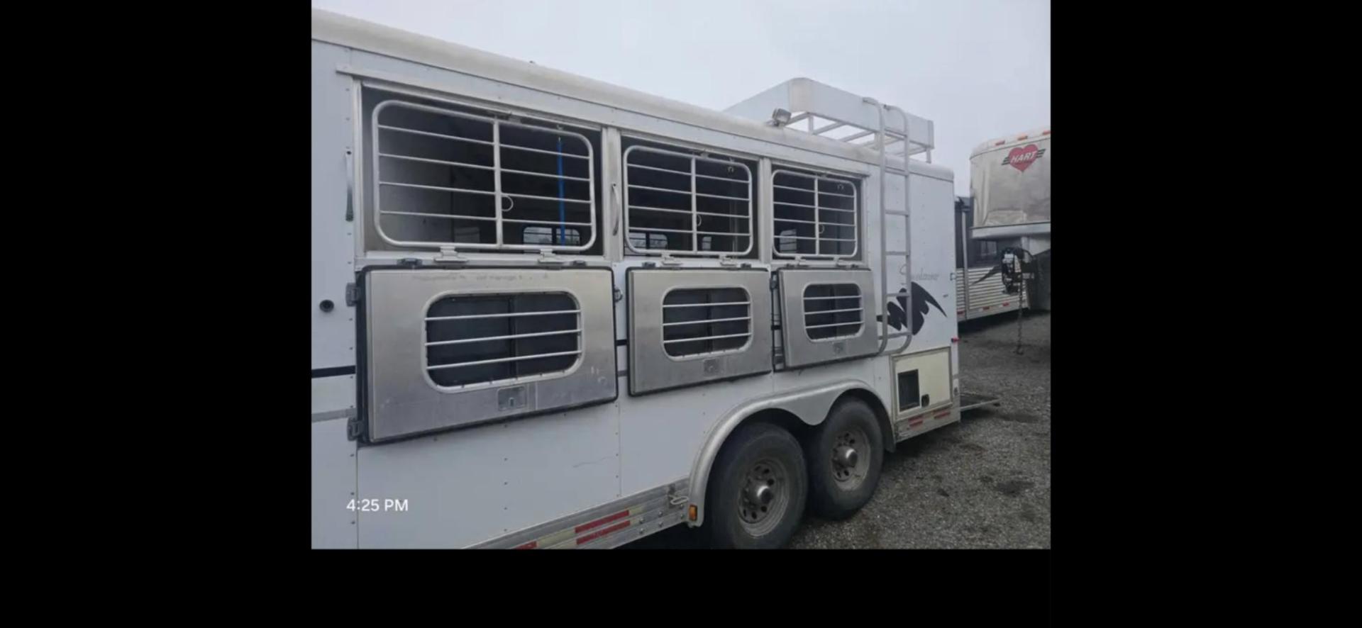 1998 Sundowner Sierra , located at 923 US HWY 87 E., Billings, MT, 59101, (406) 245-0456, 45.795788, -108.451881 - 1998 Sundowner Sierra 3 Horse LQ Located in Billings MT $21,900 1998 Sundowner Sierra 3 horse 8' wide, overall length 37', floor is 31' long, 12' short wall, 12' 5" long side. Aluminum on aluminum. Onan 4k gen w remote start... Rear fold down ramp... Mangers... drop down windows front side - Photo#3