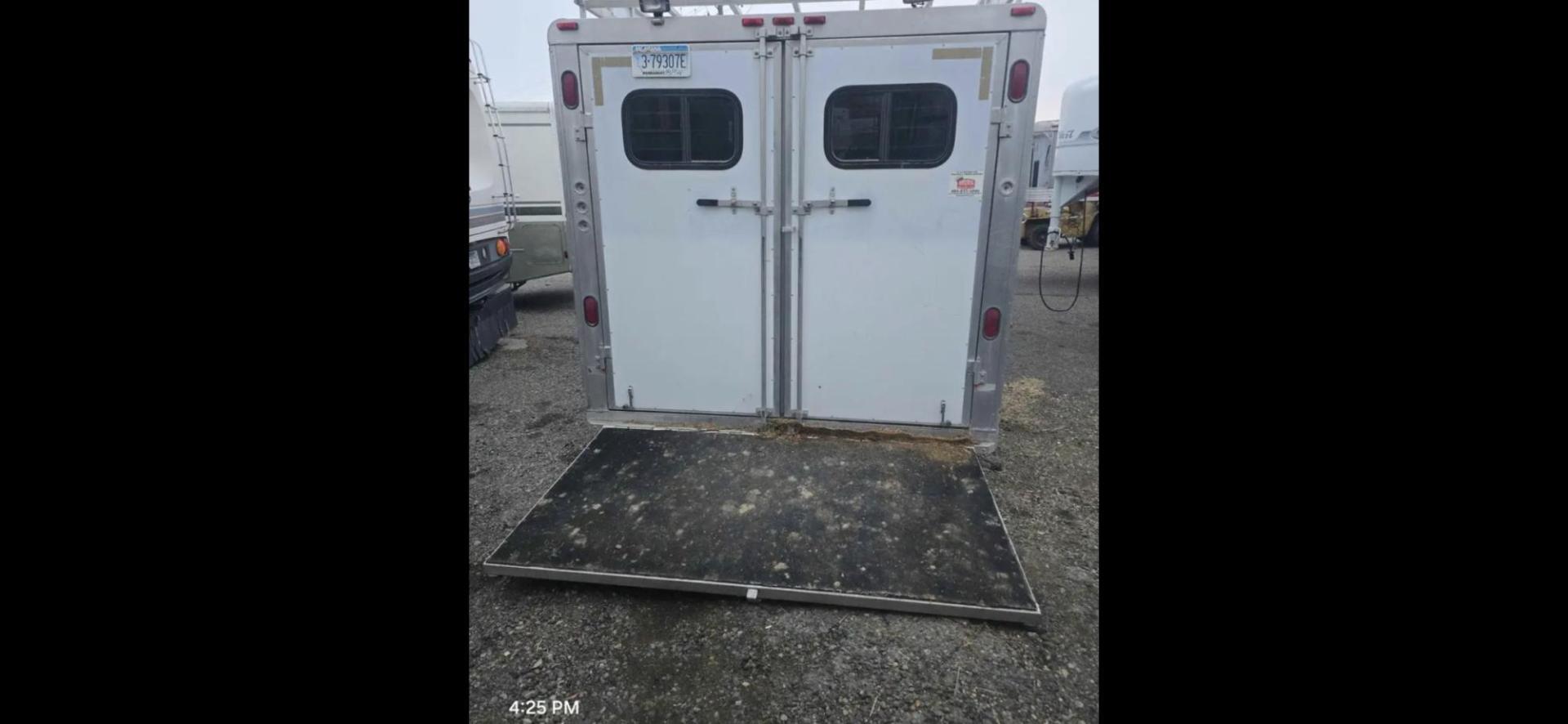 1998 Sundowner Sierra , located at 923 US HWY 87 E., Billings, MT, 59101, (406) 245-0456, 45.795788, -108.451881 - 1998 Sundowner Sierra 3 Horse LQ Located in Billings MT $21,900 1998 Sundowner Sierra 3 horse 8' wide, overall length 37', floor is 31' long, 12' short wall, 12' 5" long side. Aluminum on aluminum. Onan 4k gen w remote start... Rear fold down ramp... Mangers... drop down windows front side - Photo#4