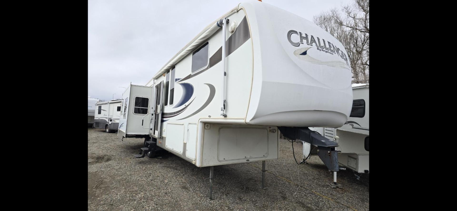 2006 White Keystone Challenger 34SAQ , located at 923 US HWY 87 E., Billings, MT, 59101, (406) 245-0456, 45.795788, -108.451881 - 2006 Keystone Challenger This is a gorgeous trailer. Located in Billings MT. 4 season Four slides, rear living room, front queen walk around bed, front designer closet, couch makes into a bed, could sleep four, washer and dryer hookups, a/c , hot water, furnace. WE CERTIFY OUR USED TRAILERS. Jo - Photo#0
