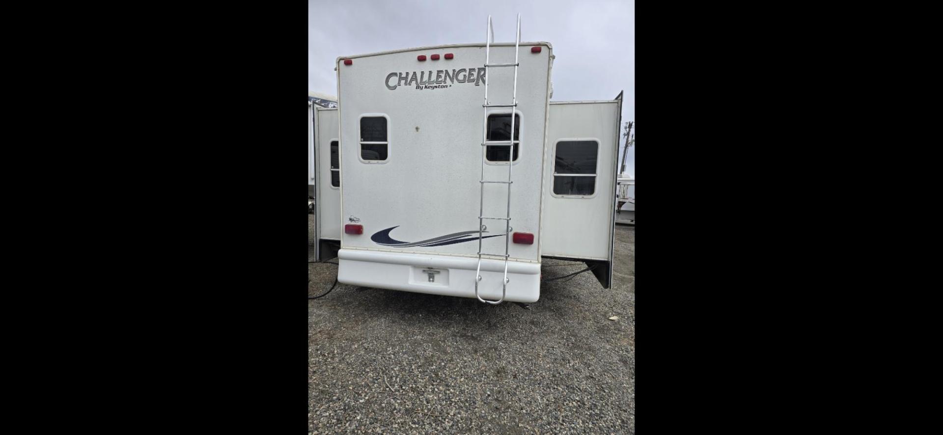 2006 White Keystone Challenger 34SAQ , located at 923 US HWY 87 E., Billings, MT, 59101, (406) 245-0456, 45.795788, -108.451881 - 2006 Keystone Challenger This is a gorgeous trailer. Located in Billings MT. 4 season Four slides, rear living room, front queen walk around bed, front designer closet, couch makes into a bed, could sleep four, washer and dryer hookups, a/c , hot water, furnace. WE CERTIFY OUR USED TRAILERS. Jo - Photo#4