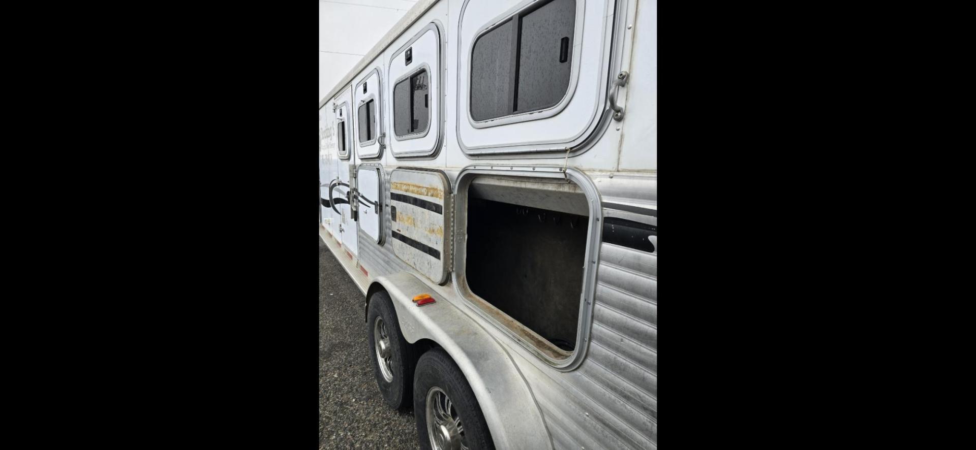 2003 White Exiss XT408 , located at 923 US HWY 87 E., Billings, MT, 59101, (406) 245-0456, 45.795788, -108.451881 - 2003 Exiss XT408 4 Horse LQ Located in Billings MT $27,900 4 horse slant with 10' living quarters, 7' wide, front queen bed, booth dinette makes into a bed, aluminum on aluminum, fridge, hot water, a/c, manual jack, fold down windows on the front, tires at 90%, bearings packed and ready to rode - Photo#10