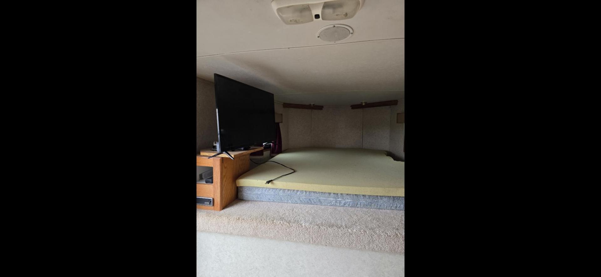 2003 White Exiss XT408 , located at 923 US HWY 87 E., Billings, MT, 59101, (406) 245-0456, 45.795788, -108.451881 - 2003 Exiss XT408 4 Horse LQ Located in Billings MT $27,900 4 horse slant with 10' living quarters, 7' wide, front queen bed, booth dinette makes into a bed, aluminum on aluminum, fridge, hot water, a/c, manual jack, fold down windows on the front, tires at 90%, bearings packed and ready to rode - Photo#3