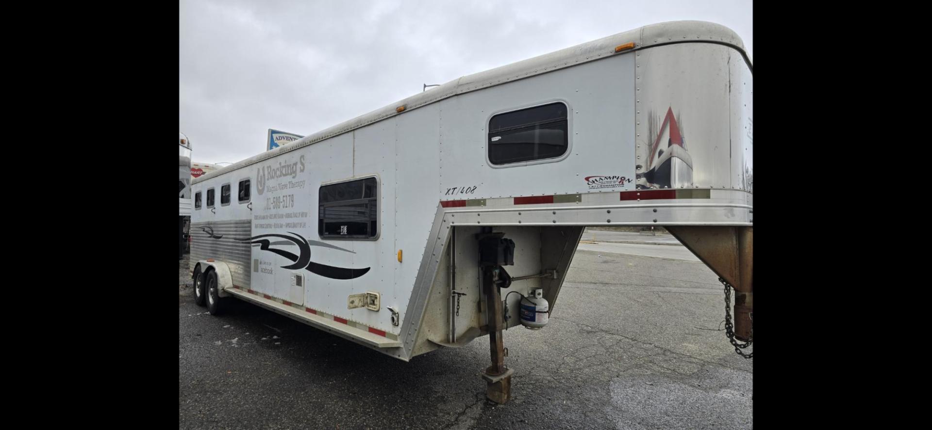 2003 White Exiss XT408 , located at 923 US HWY 87 E., Billings, MT, 59101, (406) 245-0456, 45.795788, -108.451881 - 2003 Exiss XT408 4 Horse LQ Located in Billings MT $27,900 4 horse slant with 10' living quarters, 7' wide, front queen bed, booth dinette makes into a bed, aluminum on aluminum, fridge, hot water, a/c, manual jack, fold down windows on the front, tires at 90%, bearings packed and ready to rode - Photo#5