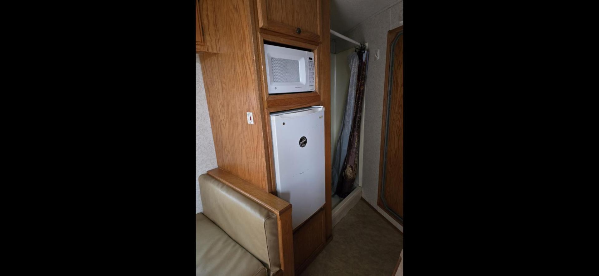 2003 White Exiss XT408 , located at 923 US HWY 87 E., Billings, MT, 59101, (406) 245-0456, 45.795788, -108.451881 - 2003 Exiss XT408 4 Horse LQ Located in Billings MT $27,900 4 horse slant with 10' living quarters, 7' wide, front queen bed, booth dinette makes into a bed, aluminum on aluminum, fridge, hot water, a/c, manual jack, fold down windows on the front, tires at 90%, bearings packed and ready to rode - Photo#8