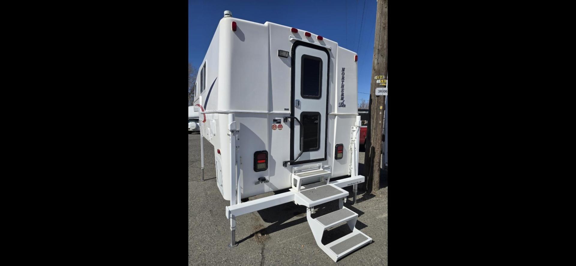 2020 White Northern Lite Sportsman , located at 923 US HWY 87 E., Billings, MT, 59101, (406) 245-0456, 45.795788, -108.451881 - 2020 Northern Lite Sportsman 8-11 Like brand new!!!! 2020 Northern Lite Sportsman slide in. 7'1" long floor, model.8-11, for a short box, 2 piece fiberglass., lightweight, wet bath, full bath shower toilet,front queen bed, dinette makes into bed, could sleep 4, microwave, auto jacks, four season - Photo#1