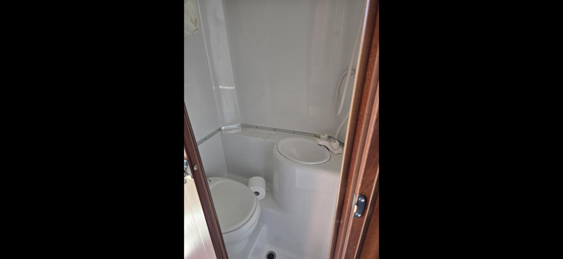 2020 White Northern Lite Sportsman , located at 923 US HWY 87 E., Billings, MT, 59101, (406) 245-0456, 45.795788, -108.451881 - 2020 Northern Lite Sportsman 8-11 Like brand new!!!! 2020 Northern Lite Sportsman slide in. 7'1" long floor, model.8-11, for a short box, 2 piece fiberglass., lightweight, wet bath, full bath shower toilet,front queen bed, dinette makes into bed, could sleep 4, microwave, auto jacks, four season - Photo#10