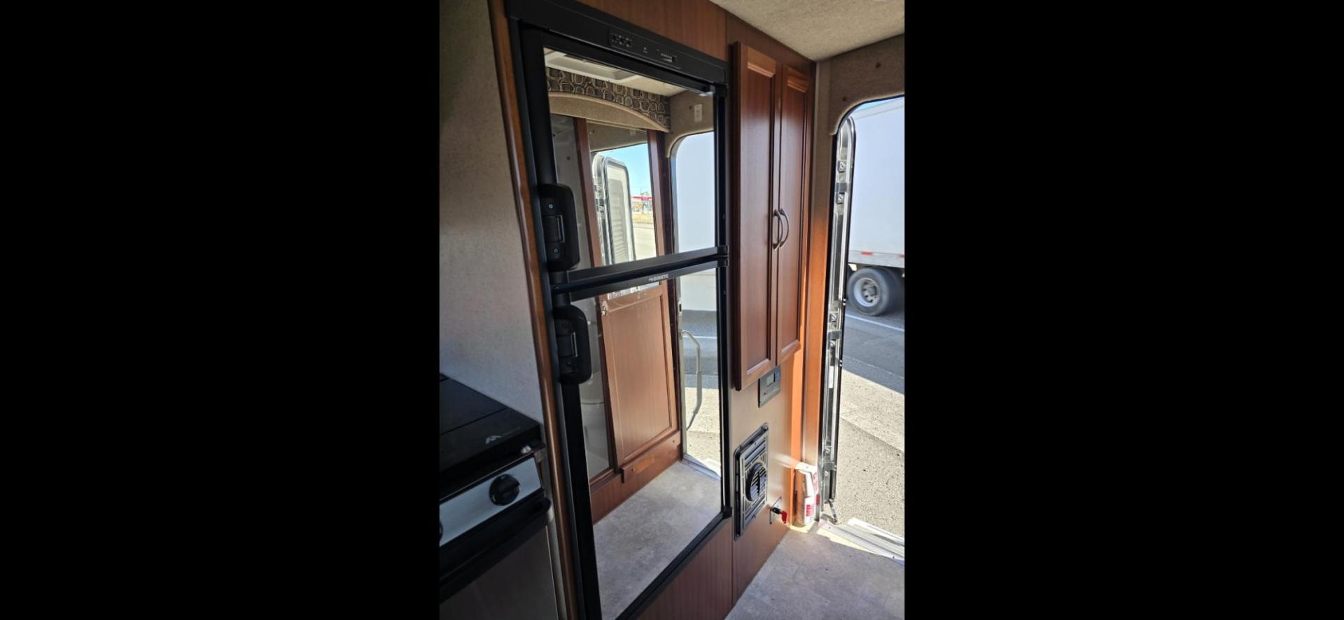 2020 White Northern Lite Sportsman , located at 923 US HWY 87 E., Billings, MT, 59101, (406) 245-0456, 45.795788, -108.451881 - 2020 Northern Lite Sportsman 8-11 Like brand new!!!! 2020 Northern Lite Sportsman slide in. 7'1" long floor, model.8-11, for a short box, 2 piece fiberglass., lightweight, wet bath, full bath shower toilet,front queen bed, dinette makes into bed, could sleep 4, microwave, auto jacks, four season - Photo#9