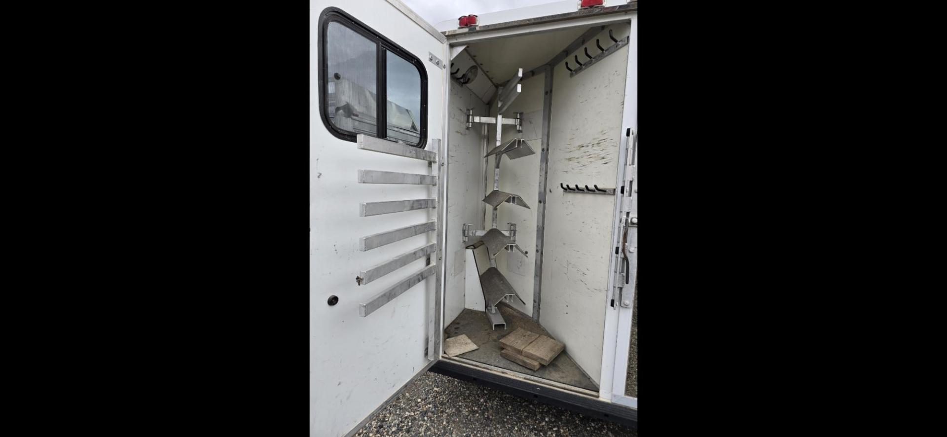 2001 White Sidekick 4 Horse LQ , located at 923 US HWY 87 E., Billings, MT, 59101, (406) 245-0456, 45.795788, -108.451881 - Absolutely gorgeous 2001 Sidekick!! Located in Billings MT 4 horse, 8' wide with 11' shortwall. Overall length is 43.5'. Aluminum on aluminum, mangers, onan 4000 watt generator with remote start, auto awning, triple oil bath axles, satellite dish, furnace, hot water. Bathroom is 8' long. Short - Photo#1