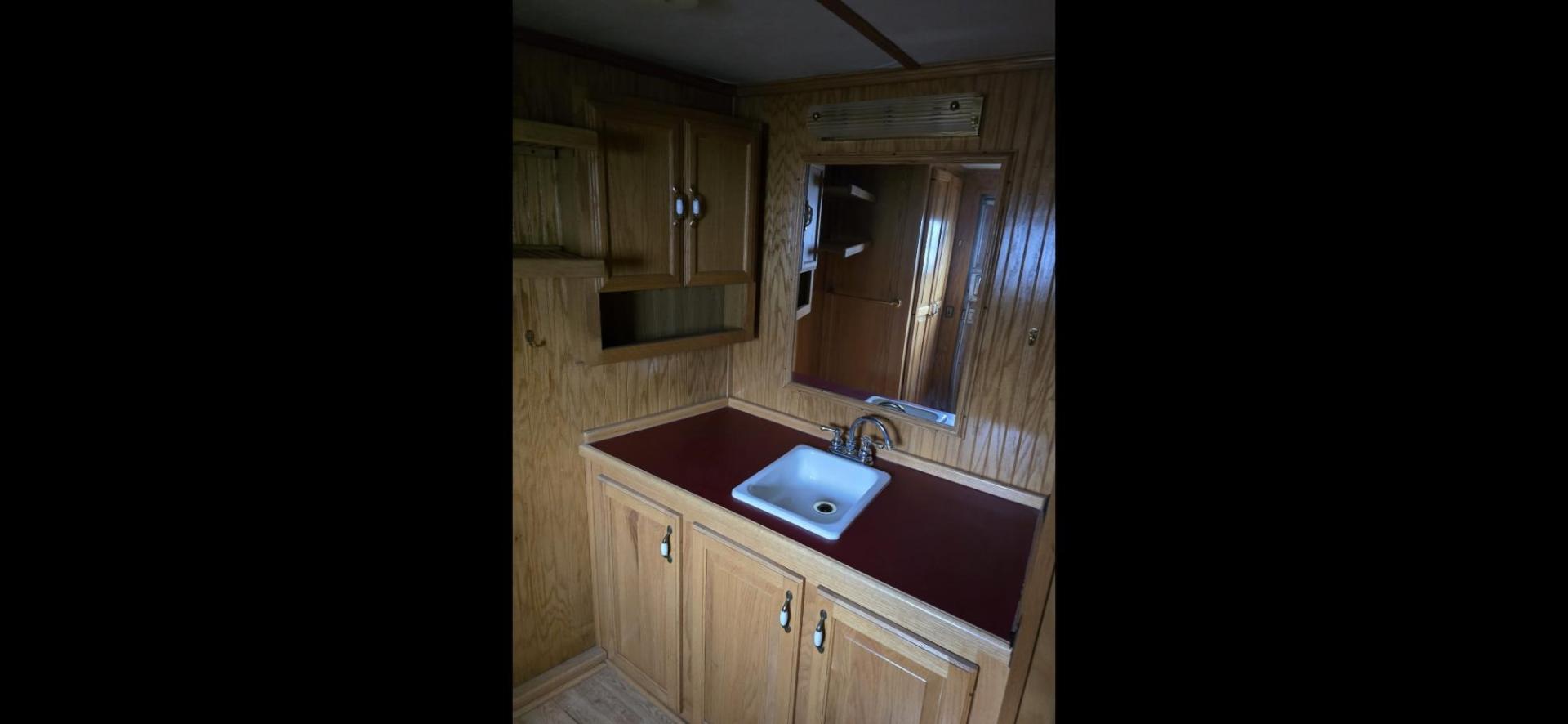 2001 White Sidekick 4 Horse LQ , located at 923 US HWY 87 E., Billings, MT, 59101, (406) 245-0456, 45.795788, -108.451881 - Absolutely gorgeous 2001 Sidekick!! Located in Billings MT 4 horse, 8' wide with 11' shortwall. Overall length is 43.5'. Aluminum on aluminum, mangers, onan 4000 watt generator with remote start, auto awning, triple oil bath axles, satellite dish, furnace, hot water. Bathroom is 8' long. Short - Photo#14