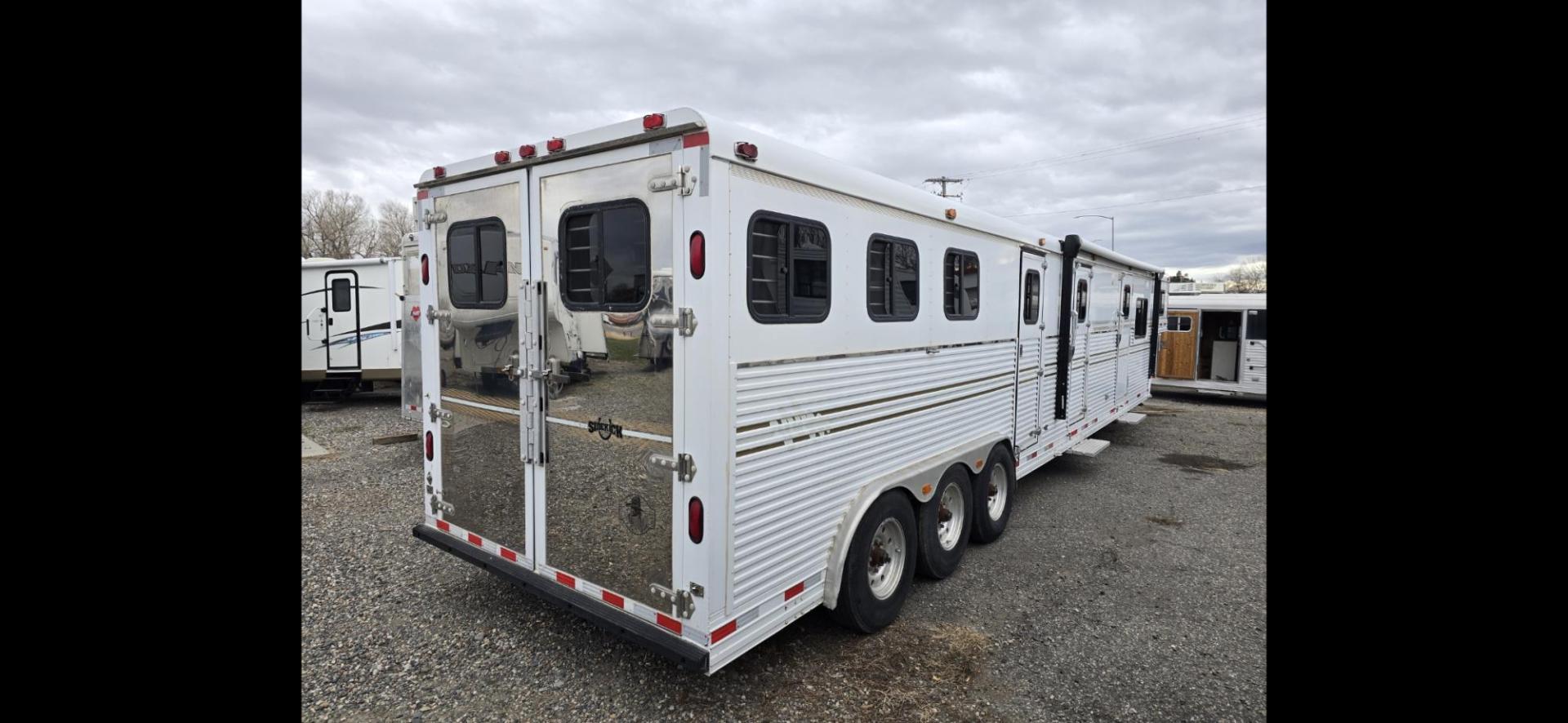 2001 White Sidekick 4 Horse LQ , located at 923 US HWY 87 E., Billings, MT, 59101, (406) 245-0456, 45.795788, -108.451881 - Absolutely gorgeous 2001 Sidekick!! Located in Billings MT 4 horse, 8' wide with 11' shortwall. Overall length is 43.5'. Aluminum on aluminum, mangers, onan 4000 watt generator with remote start, auto awning, triple oil bath axles, satellite dish, furnace, hot water. Bathroom is 8' long. Short - Photo#2