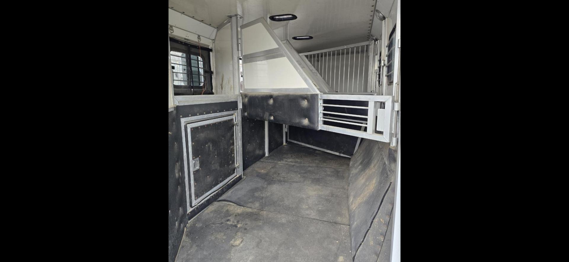 2001 White Sidekick 4 Horse LQ , located at 923 US HWY 87 E., Billings, MT, 59101, (406) 245-0456, 45.795788, -108.451881 - Absolutely gorgeous 2001 Sidekick!! Located in Billings MT 4 horse, 8' wide with 11' shortwall. Overall length is 43.5'. Aluminum on aluminum, mangers, onan 4000 watt generator with remote start, auto awning, triple oil bath axles, satellite dish, furnace, hot water. Bathroom is 8' long. Short - Photo#3