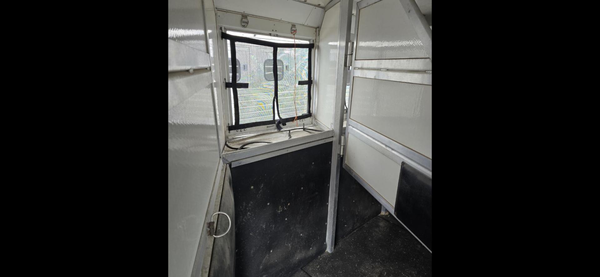 2001 White Sidekick 4 Horse LQ , located at 923 US HWY 87 E., Billings, MT, 59101, (406) 245-0456, 45.795788, -108.451881 - Absolutely gorgeous 2001 Sidekick!! Located in Billings MT 4 horse, 8' wide with 11' shortwall. Overall length is 43.5'. Aluminum on aluminum, mangers, onan 4000 watt generator with remote start, auto awning, triple oil bath axles, satellite dish, furnace, hot water. Bathroom is 8' long. Short - Photo#6