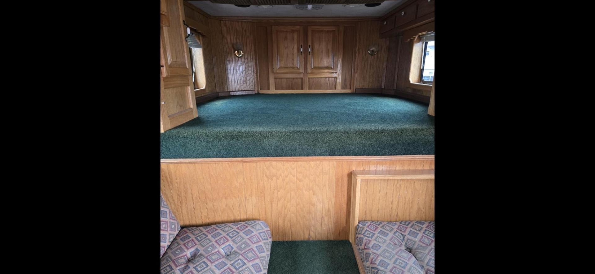 2001 White Sidekick 4 Horse LQ , located at 923 US HWY 87 E., Billings, MT, 59101, (406) 245-0456, 45.795788, -108.451881 - Absolutely gorgeous 2001 Sidekick!! Located in Billings MT 4 horse, 8' wide with 11' shortwall. Overall length is 43.5'. Aluminum on aluminum, mangers, onan 4000 watt generator with remote start, auto awning, triple oil bath axles, satellite dish, furnace, hot water. Bathroom is 8' long. Short - Photo#7