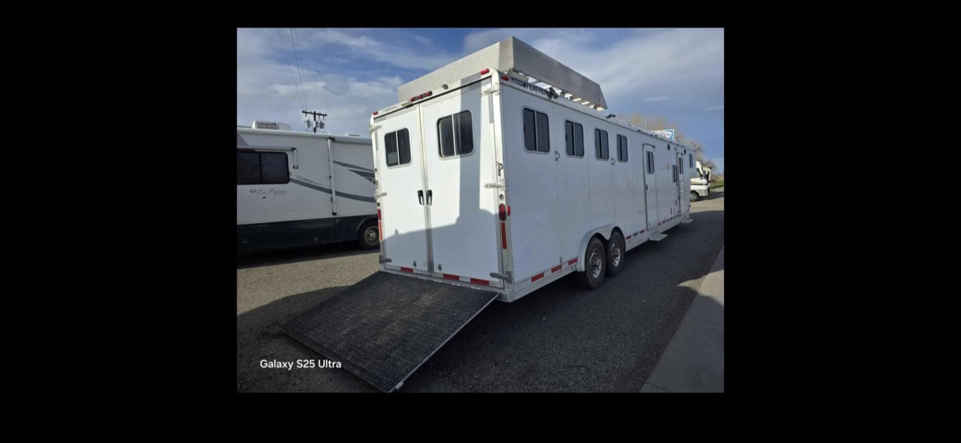 2003 White Feather Lite 4 Horse , located at 923 US HWY 87 E., Billings, MT, 59101, (406) 245-0456, 45.795788, -108.451881 - 2003 Feather Lite 4Horse LQ Located in Billings $33,900 2003 FeatherLite 4 horse 8 wide... huge mid tack... Slide... Onan 7k Generator w auto remote start... hay rack... 14ply 2020 tires 90%... dual auto front jacks... aluminum on aluminum.... no mangers w collapsible rear tack... rear ramp - Photo#1