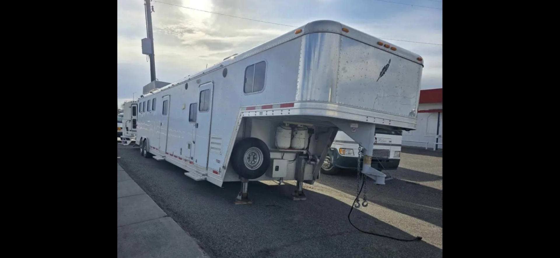 2003 White Feather Lite 4 Horse , located at 923 US HWY 87 E., Billings, MT, 59101, (406) 245-0456, 45.795788, -108.451881 - 2003 Feather Lite 4Horse LQ Located in Billings $33,900 2003 FeatherLite 4 horse 8 wide... huge mid tack... Slide... Onan 7k Generator w auto remote start... hay rack... 14ply 2020 tires 90%... dual auto front jacks... aluminum on aluminum.... no mangers w collapsible rear tack... rear ramp - Photo#2