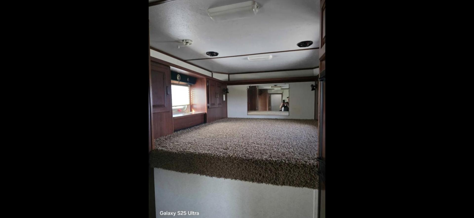2003 White Feather Lite 4 Horse , located at 923 US HWY 87 E., Billings, MT, 59101, (406) 245-0456, 45.795788, -108.451881 - 2003 Feather Lite 4Horse LQ Located in Billings $33,900 2003 FeatherLite 4 horse 8 wide... huge mid tack... Slide... Onan 7k Generator w auto remote start... hay rack... 14ply 2020 tires 90%... dual auto front jacks... aluminum on aluminum.... no mangers w collapsible rear tack... rear ramp - Photo#3