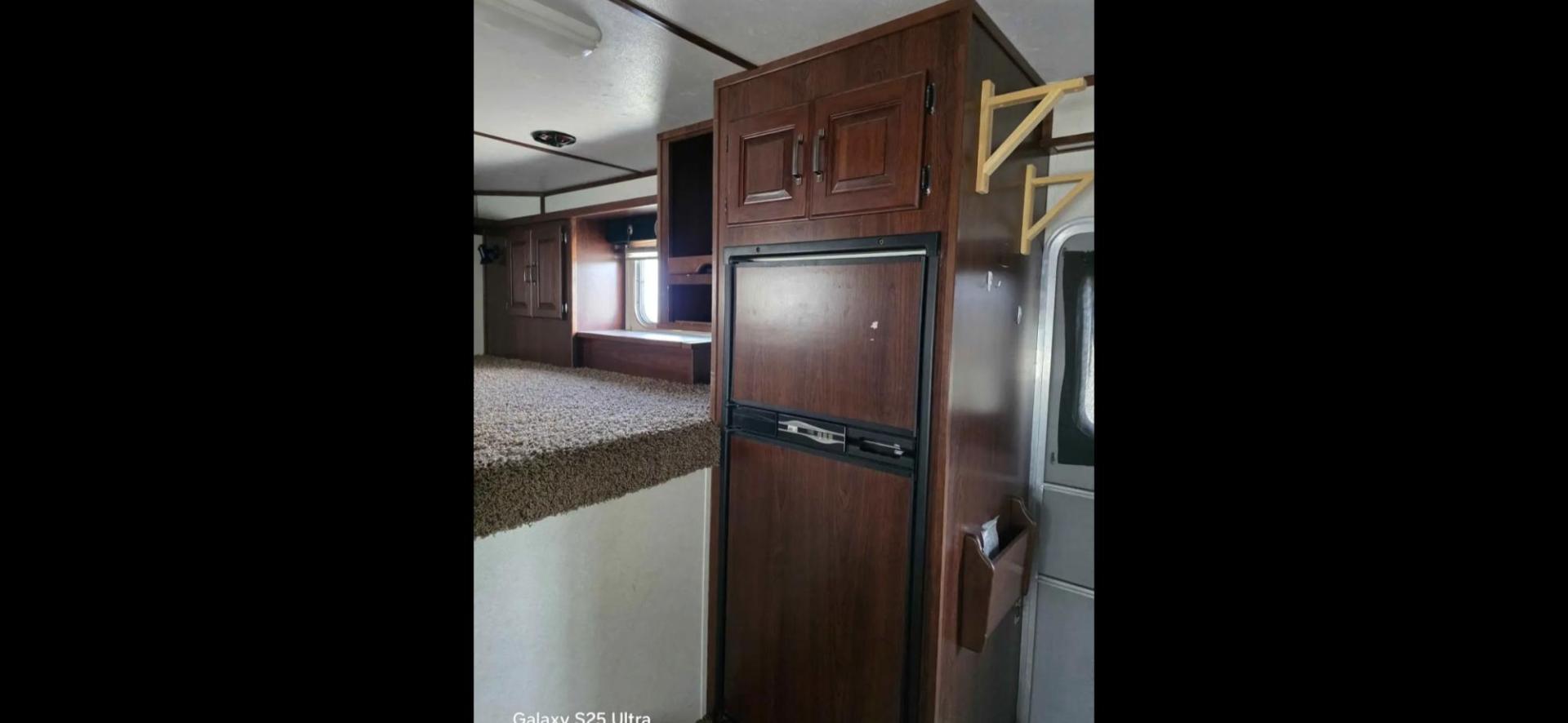 2003 White Feather Lite 4 Horse , located at 923 US HWY 87 E., Billings, MT, 59101, (406) 245-0456, 45.795788, -108.451881 - 2003 Feather Lite 4Horse LQ Located in Billings $33,900 2003 FeatherLite 4 horse 8 wide... huge mid tack... Slide... Onan 7k Generator w auto remote start... hay rack... 14ply 2020 tires 90%... dual auto front jacks... aluminum on aluminum.... no mangers w collapsible rear tack... rear ramp - Photo#8