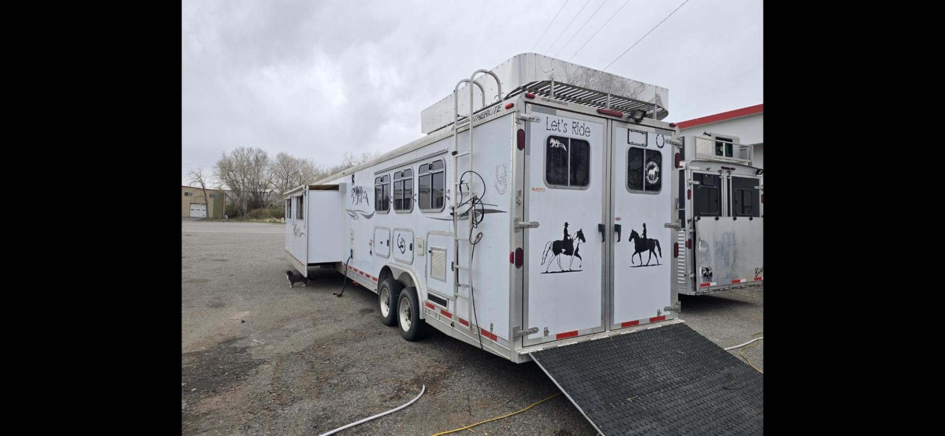 2003 White Feather Lite 3 Horse , located at 923 US HWY 87 E., Billings, MT, 59101, (406) 245-0456, 45.795788, -108.451881 - 2003 FeatherLite 3 Horse LQ w/slide Located in Billings MT. $41,900 DON'T MISS OUT ON THIS!!!! 16'8"LQ, 7'6" interior height, slants 36" wide, short side of tack 11', long side 13', 8' wide. Onan 7000 gen with only 1316 hours, mangers, leveling Jack front and rear, aluminum on aluminum rear r - Photo#1