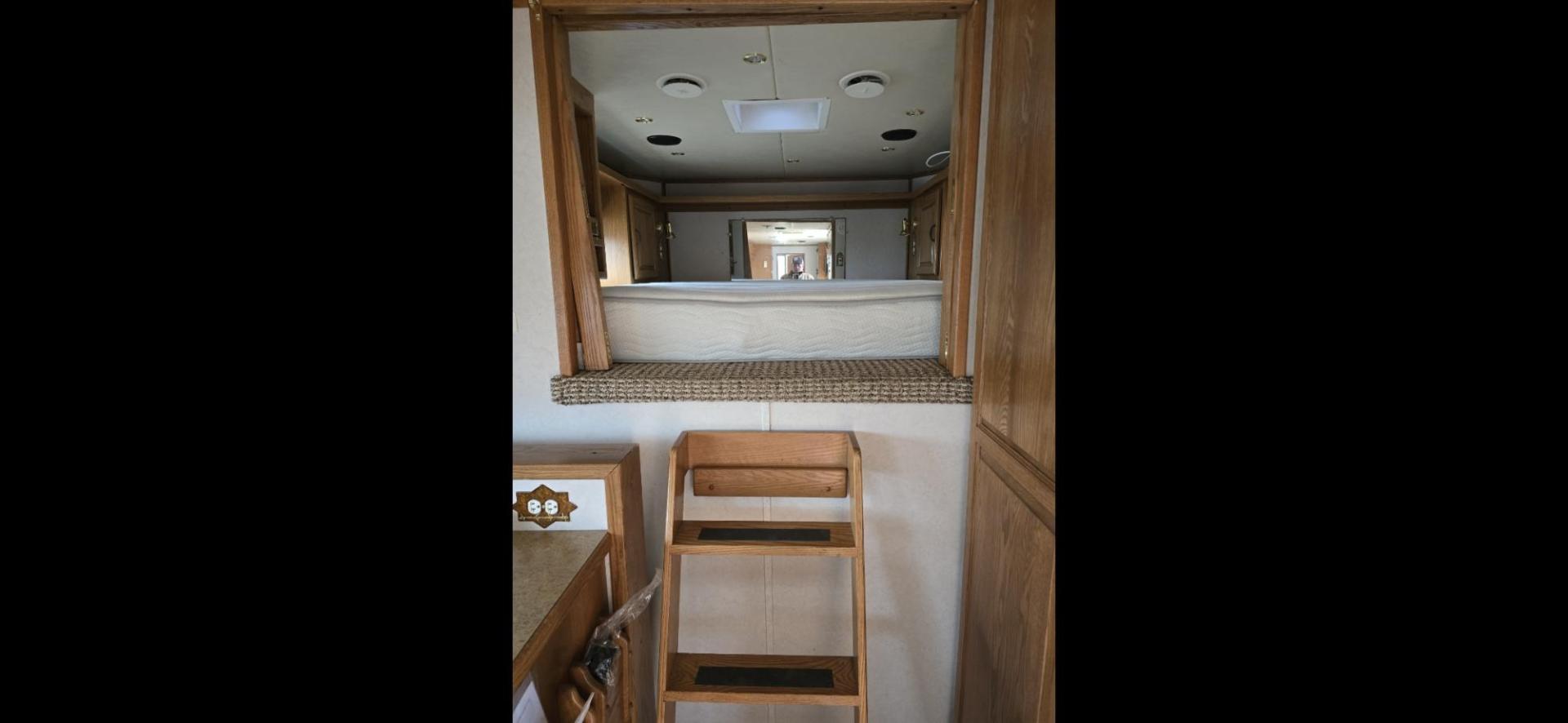 2003 White Feather Lite 3 Horse , located at 923 US HWY 87 E., Billings, MT, 59101, (406) 245-0456, 45.795788, -108.451881 - 2003 FeatherLite 3 Horse LQ w/slide Located in Billings MT. $41,900 DON'T MISS OUT ON THIS!!!! 16'8"LQ, 7'6" interior height, slants 36" wide, short side of tack 11', long side 13', 8' wide. Onan 7000 gen with only 1316 hours, mangers, leveling Jack front and rear, aluminum on aluminum rear r - Photo#10