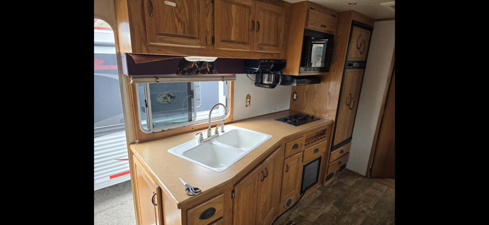 2003 White Feather Lite 3 Horse , located at 923 US HWY 87 E., Billings, MT, 59101, (406) 245-0456, 45.795788, -108.451881 - 2003 FeatherLite 3 Horse LQ w/slide Located in Billings MT. $41,900 DON'T MISS OUT ON THIS!!!! 16'8"LQ, 7'6" interior height, slants 36" wide, short side of tack 11', long side 13', 8' wide. Onan 7000 gen with only 1316 hours, mangers, leveling Jack front and rear, aluminum on aluminum rear r - Photo#15
