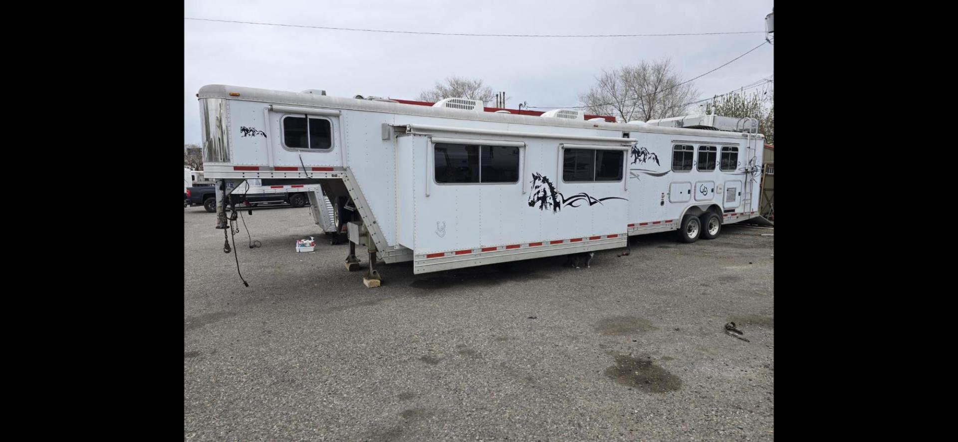 2003 White Feather Lite 3 Horse , located at 923 US HWY 87 E., Billings, MT, 59101, (406) 245-0456, 45.795788, -108.451881 - 2003 FeatherLite 3 Horse LQ w/slide Located in Billings MT. $41,900 DON'T MISS OUT ON THIS!!!! 16'8"LQ, 7'6" interior height, slants 36" wide, short side of tack 11', long side 13', 8' wide. Onan 7000 gen with only 1316 hours, mangers, leveling Jack front and rear, aluminum on aluminum rear r - Photo#2