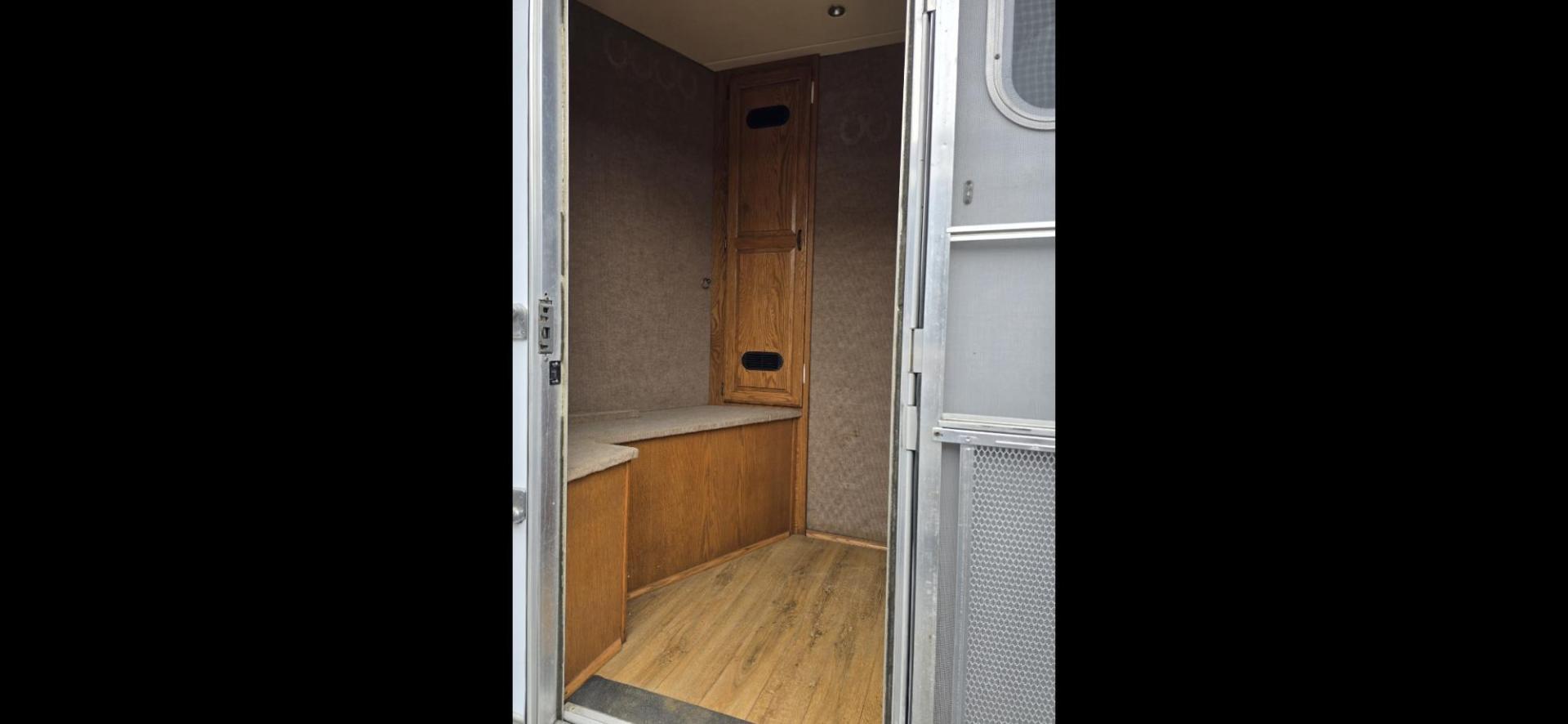 2003 White Feather Lite 3 Horse , located at 923 US HWY 87 E., Billings, MT, 59101, (406) 245-0456, 45.795788, -108.451881 - 2003 FeatherLite 3 Horse LQ w/slide Located in Billings MT. $41,900 DON'T MISS OUT ON THIS!!!! 16'8"LQ, 7'6" interior height, slants 36" wide, short side of tack 11', long side 13', 8' wide. Onan 7000 gen with only 1316 hours, mangers, leveling Jack front and rear, aluminum on aluminum rear r - Photo#20