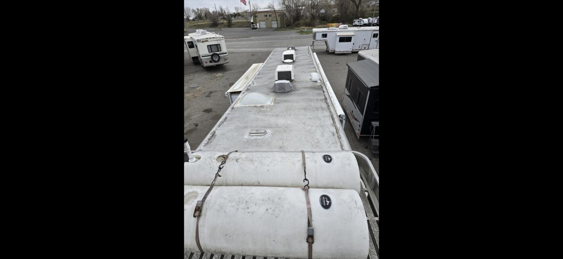 2003 White Feather Lite 3 Horse , located at 923 US HWY 87 E., Billings, MT, 59101, (406) 245-0456, 45.795788, -108.451881 - 2003 FeatherLite 3 Horse LQ w/slide Located in Billings MT. $41,900 DON'T MISS OUT ON THIS!!!! 16'8"LQ, 7'6" interior height, slants 36" wide, short side of tack 11', long side 13', 8' wide. Onan 7000 gen with only 1316 hours, mangers, leveling Jack front and rear, aluminum on aluminum rear r - Photo#23