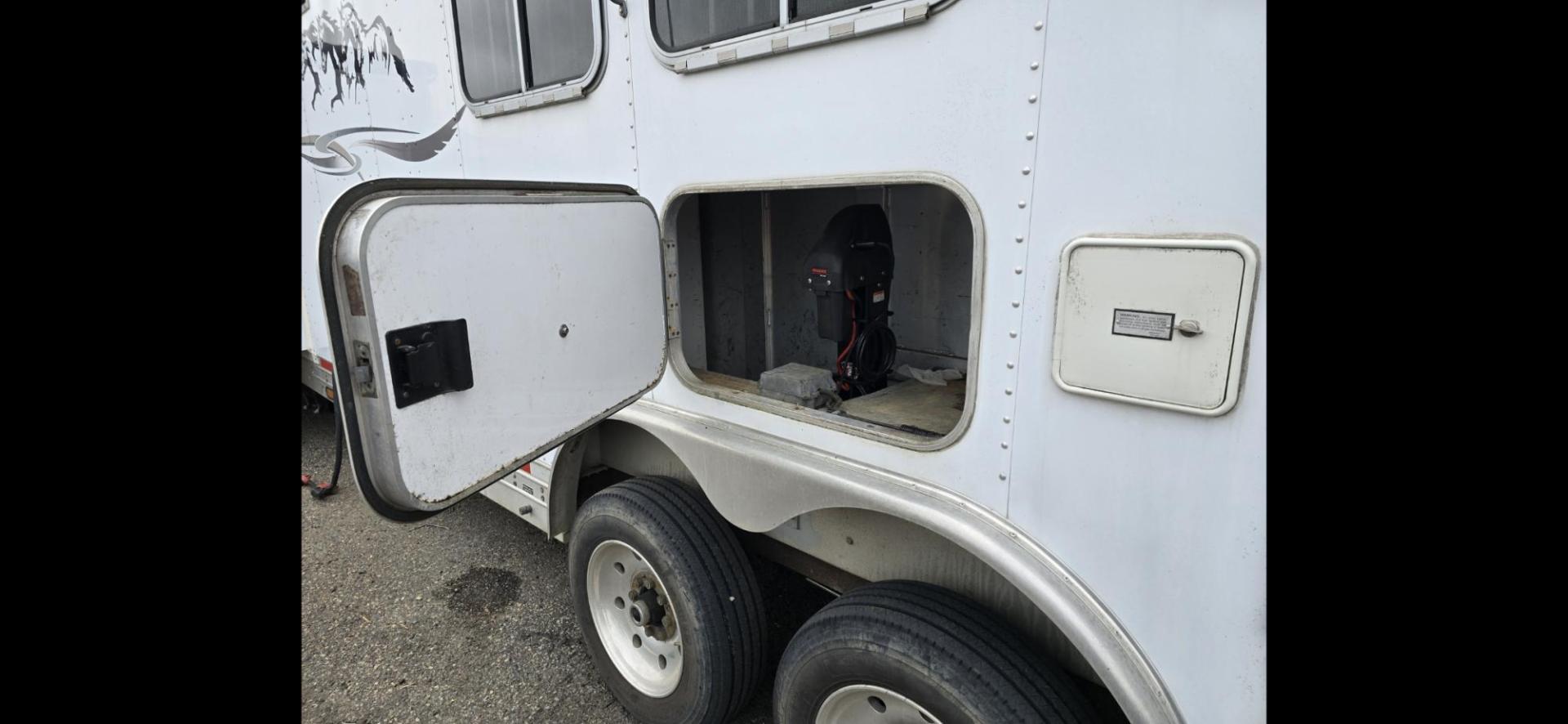 2003 White Feather Lite 3 Horse , located at 923 US HWY 87 E., Billings, MT, 59101, (406) 245-0456, 45.795788, -108.451881 - 2003 FeatherLite 3 Horse LQ w/slide Located in Billings MT. $41,900 DON'T MISS OUT ON THIS!!!! 16'8"LQ, 7'6" interior height, slants 36" wide, short side of tack 11', long side 13', 8' wide. Onan 7000 gen with only 1316 hours, mangers, leveling Jack front and rear, aluminum on aluminum rear r - Photo#4
