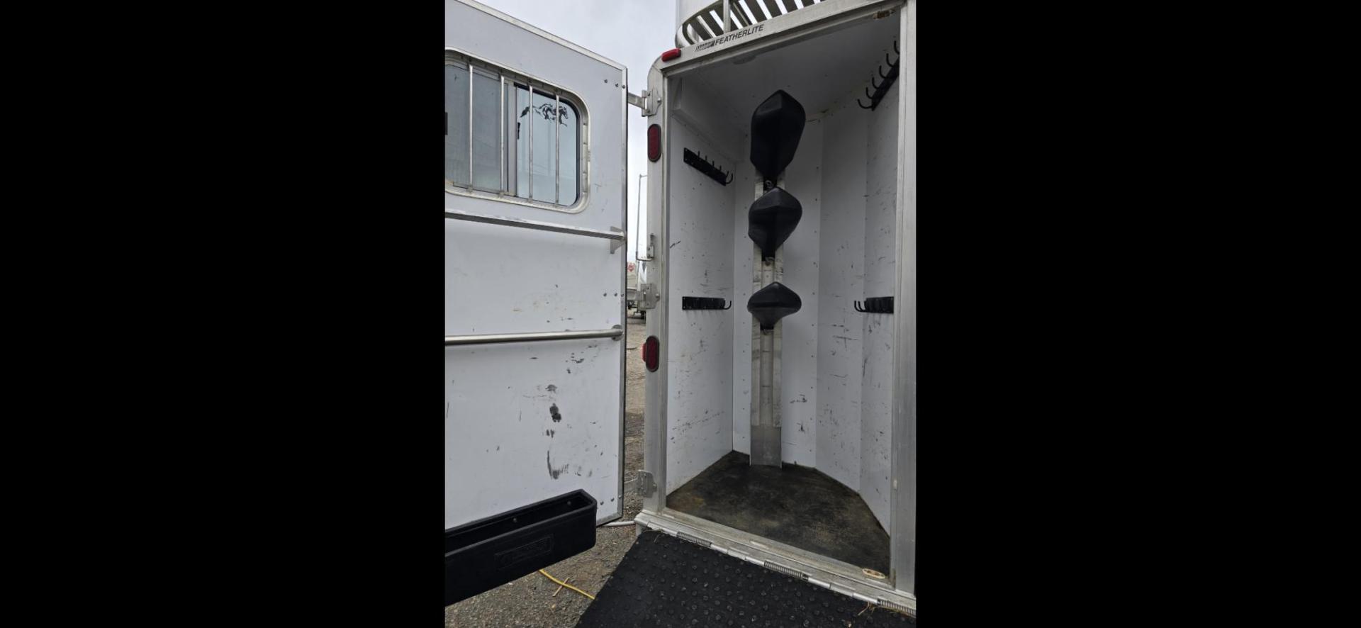 2003 White Feather Lite 3 Horse , located at 923 US HWY 87 E., Billings, MT, 59101, (406) 245-0456, 45.795788, -108.451881 - 2003 FeatherLite 3 Horse LQ w/slide Located in Billings MT. $41,900 DON'T MISS OUT ON THIS!!!! 16'8"LQ, 7'6" interior height, slants 36" wide, short side of tack 11', long side 13', 8' wide. Onan 7000 gen with only 1316 hours, mangers, leveling Jack front and rear, aluminum on aluminum rear r - Photo#5