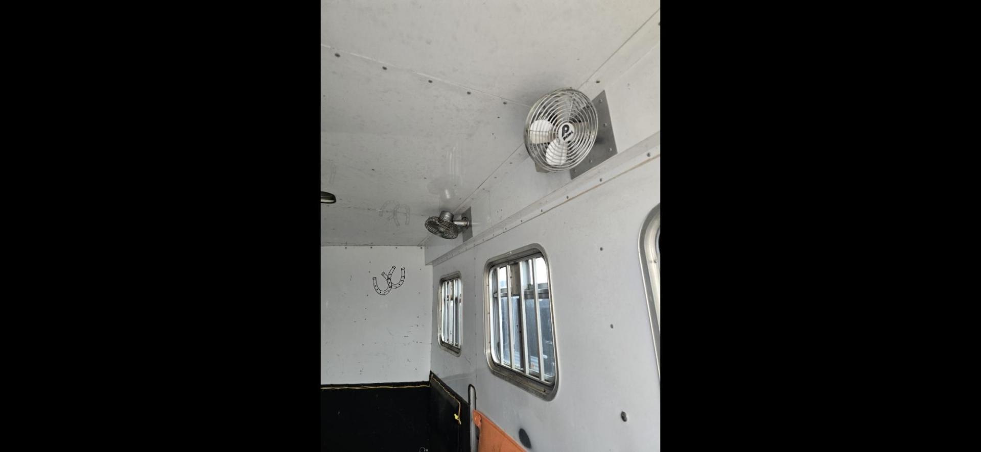 2003 White Feather Lite 3 Horse , located at 923 US HWY 87 E., Billings, MT, 59101, (406) 245-0456, 45.795788, -108.451881 - 2003 FeatherLite 3 Horse LQ w/slide Located in Billings MT. $41,900 DON'T MISS OUT ON THIS!!!! 16'8"LQ, 7'6" interior height, slants 36" wide, short side of tack 11', long side 13', 8' wide. Onan 7000 gen with only 1316 hours, mangers, leveling Jack front and rear, aluminum on aluminum rear r - Photo#7