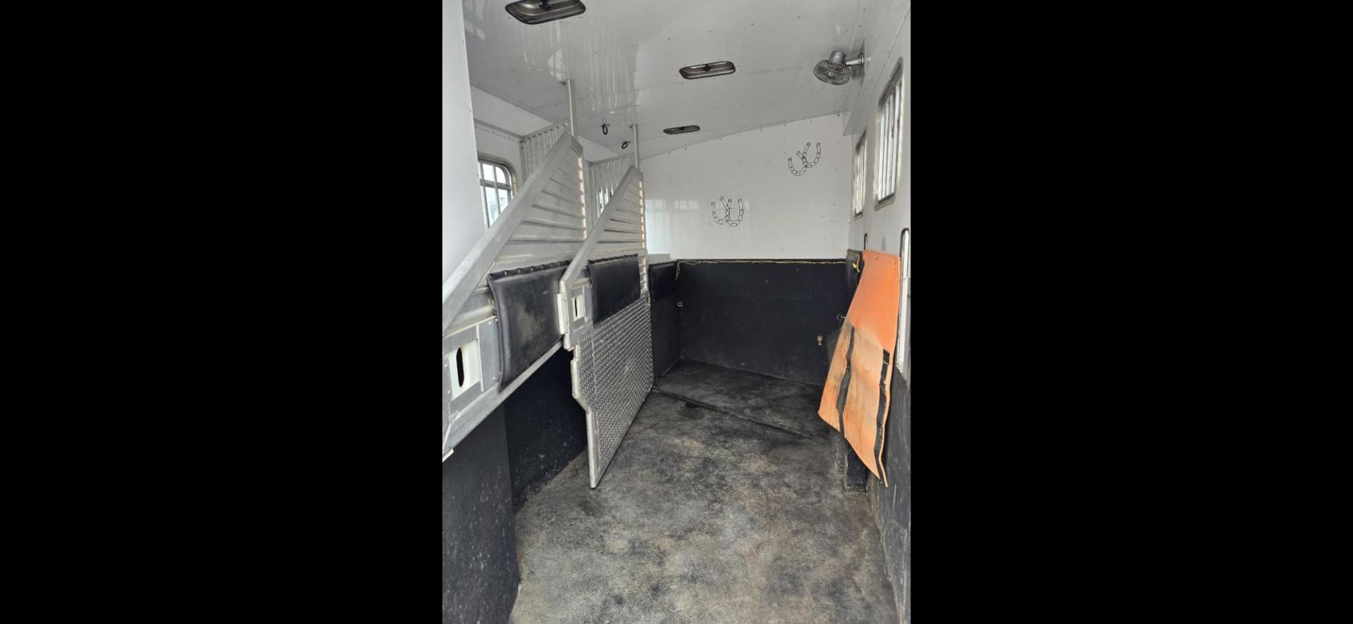 2003 White Feather Lite 3 Horse , located at 923 US HWY 87 E., Billings, MT, 59101, (406) 245-0456, 45.795788, -108.451881 - 2003 FeatherLite 3 Horse LQ w/slide Located in Billings MT. $41,900 DON'T MISS OUT ON THIS!!!! 16'8"LQ, 7'6" interior height, slants 36" wide, short side of tack 11', long side 13', 8' wide. Onan 7000 gen with only 1316 hours, mangers, leveling Jack front and rear, aluminum on aluminum rear r - Photo#8