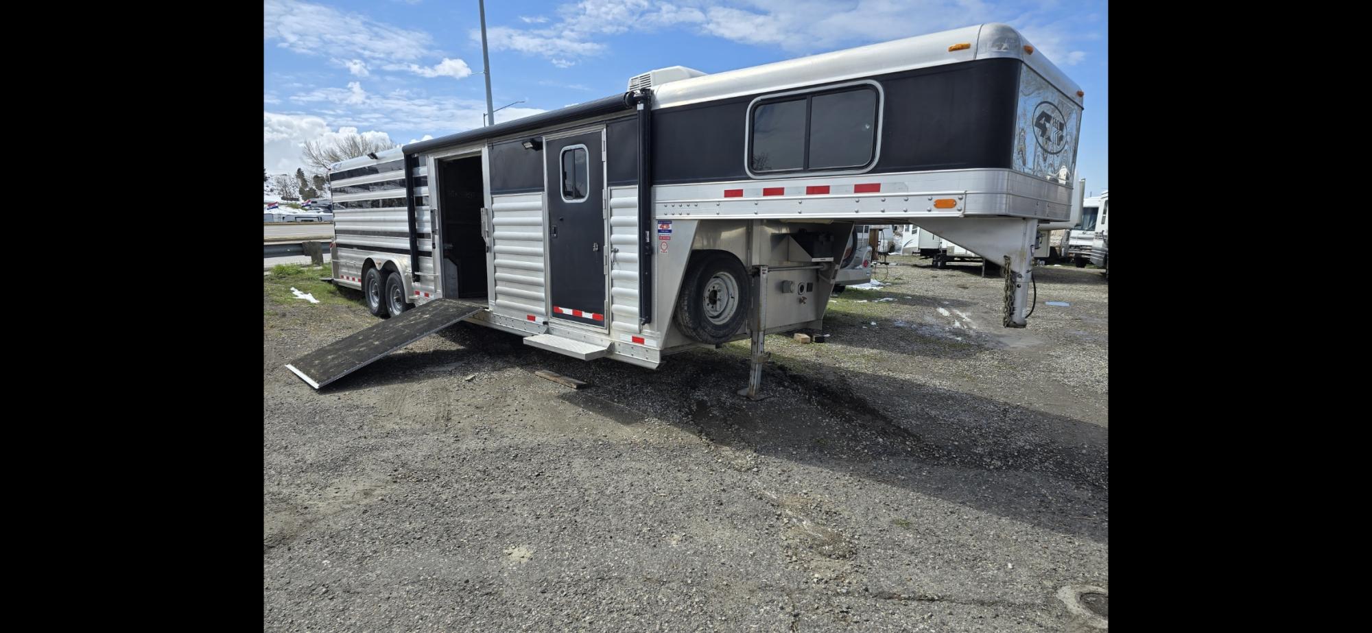 photo of 2011 4 Star 36' stock w/LQ