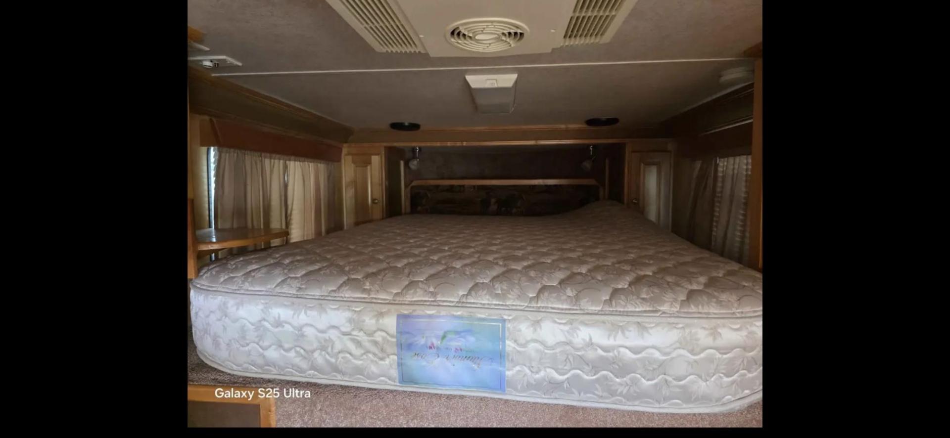 2007 White Classic Gold 4 ,,Horse , located at 923 US HWY 87 E., Billings, MT, 59101, (406) 245-0456, 45.795788, -108.451881 - 2007 Classic Gold 4 horse w/ LQ $25,900 Located in Billings MT 2007 Classic 4 horse Gold. 35' overall...28' box lenght. ..horse area 80" X 15'... interior Height 7'... Hay rack... generator... 7' wide ... mangers... rear tack.... 10ft short wall... full bath shower toilet... ac.. forced air - Photo#7