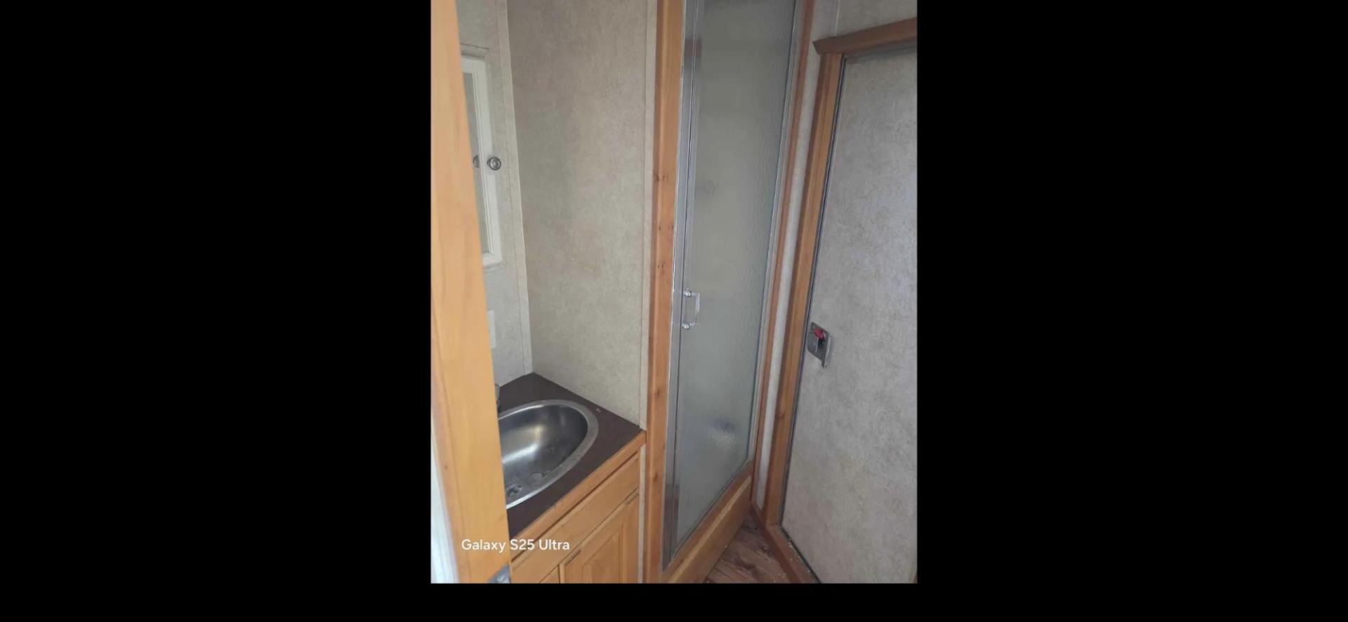 2007 White Classic Gold 4 ,,Horse , located at 923 US HWY 87 E., Billings, MT, 59101, (406) 245-0456, 45.795788, -108.451881 - 2007 Classic Gold 4 horse w/ LQ $25,900 Located in Billings MT 2007 Classic 4 horse Gold. 35' overall...28' box lenght. ..horse area 80" X 15'... interior Height 7'... Hay rack... generator... 7' wide ... mangers... rear tack.... 10ft short wall... full bath shower toilet... ac.. forced air - Photo#11