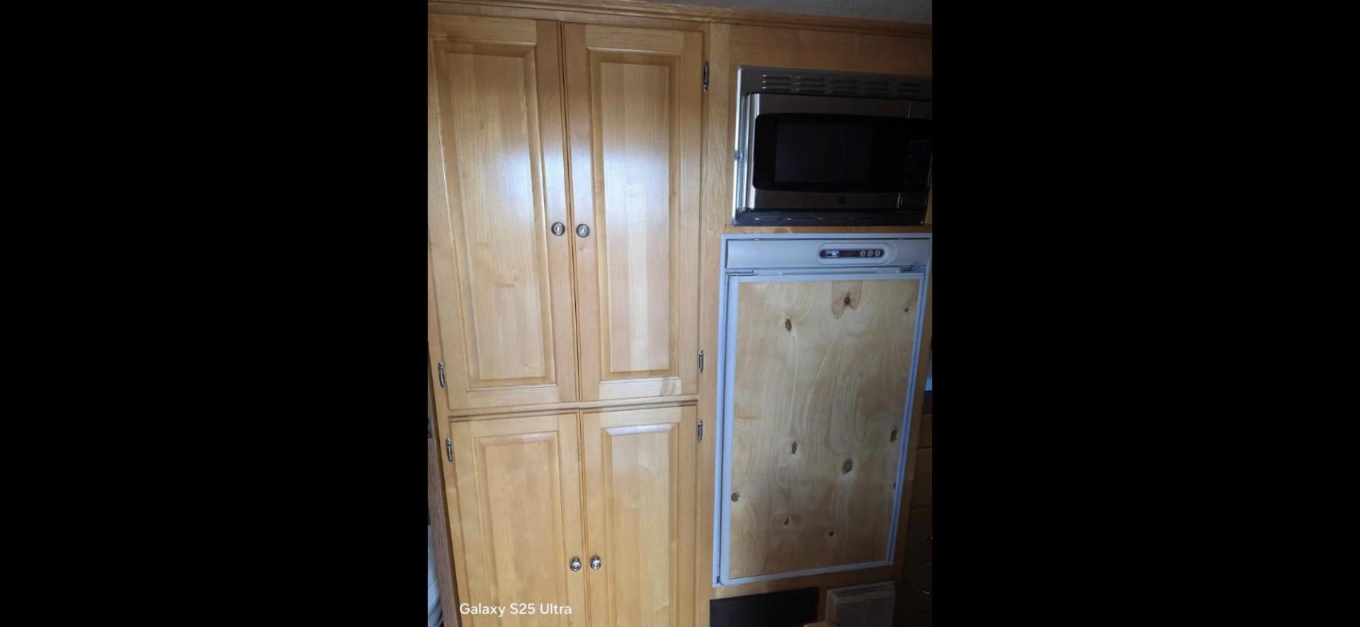2007 White Classic Gold 4 ,,Horse , located at 923 US HWY 87 E., Billings, MT, 59101, (406) 245-0456, 45.795788, -108.451881 - 2007 Classic Gold 4 horse w/ LQ $25,900 Located in Billings MT 2007 Classic 4 horse Gold. 35' overall...28' box lenght. ..horse area 80" X 15'... interior Height 7'... Hay rack... generator... 7' wide ... mangers... rear tack.... 10ft short wall... full bath shower toilet... ac.. forced air - Photo#10