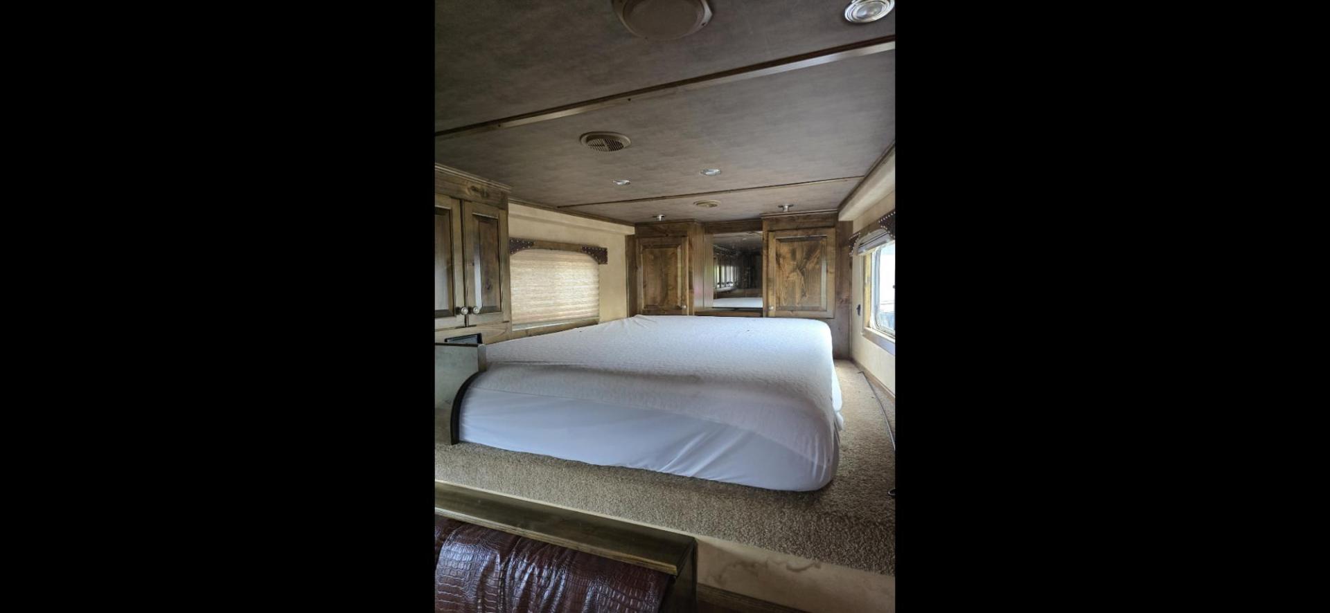 2014 Elite 5 Horse LQ , located at 923 US HWY 87 E., Billings, MT, 59101, (406) 245-0456, 45.795788, -108.451881 - 2014 Elite 5 Horse LQ Billings MT $85,900 This is such a nice trailer!!! OUTLAW conversion package. 5 horse with a 16' short wall. Generator, hay pod, satellite dish, rear tack, aluminum on aluminum, fold down windows front and back, studwall, auto awning. 8' wide, 41' overall, floor length 3 - Photo#8