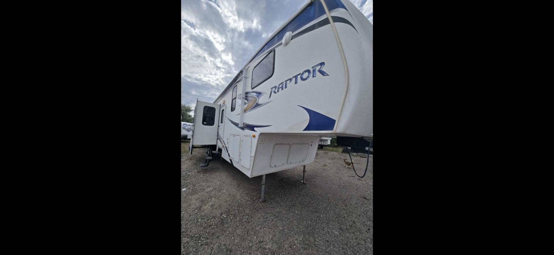 2010 White Keystone Raptor 3912 , located at 923 US HWY 87 E., Billings, MT, 59101, (406) 245-0456, 45.795788, -108.451881 - Photo#2