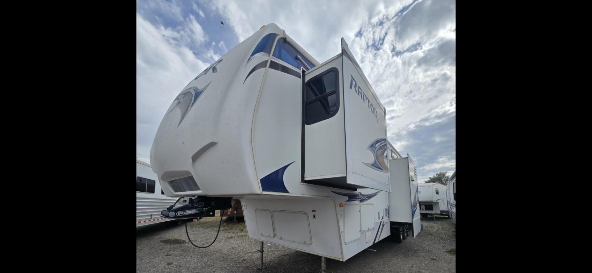 2010 White Keystone Raptor 3912 , located at 923 US HWY 87 E., Billings, MT, 59101, (406) 245-0456, 45.795788, -108.451881 - Photo#1