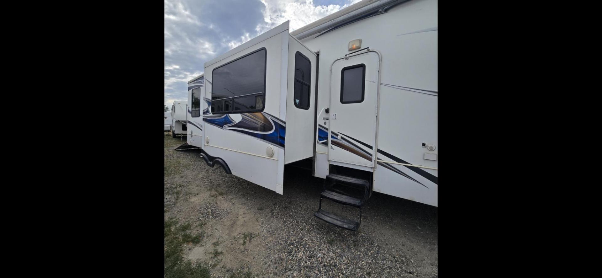 2010 White Keystone Raptor 3912 , located at 923 US HWY 87 E., Billings, MT, 59101, (406) 245-0456, 45.795788, -108.451881 - Photo#3