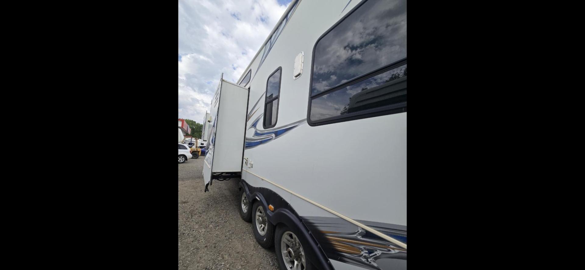 2010 White Keystone Raptor 3912 , located at 923 US HWY 87 E., Billings, MT, 59101, (406) 245-0456, 45.795788, -108.451881 - Photo#6