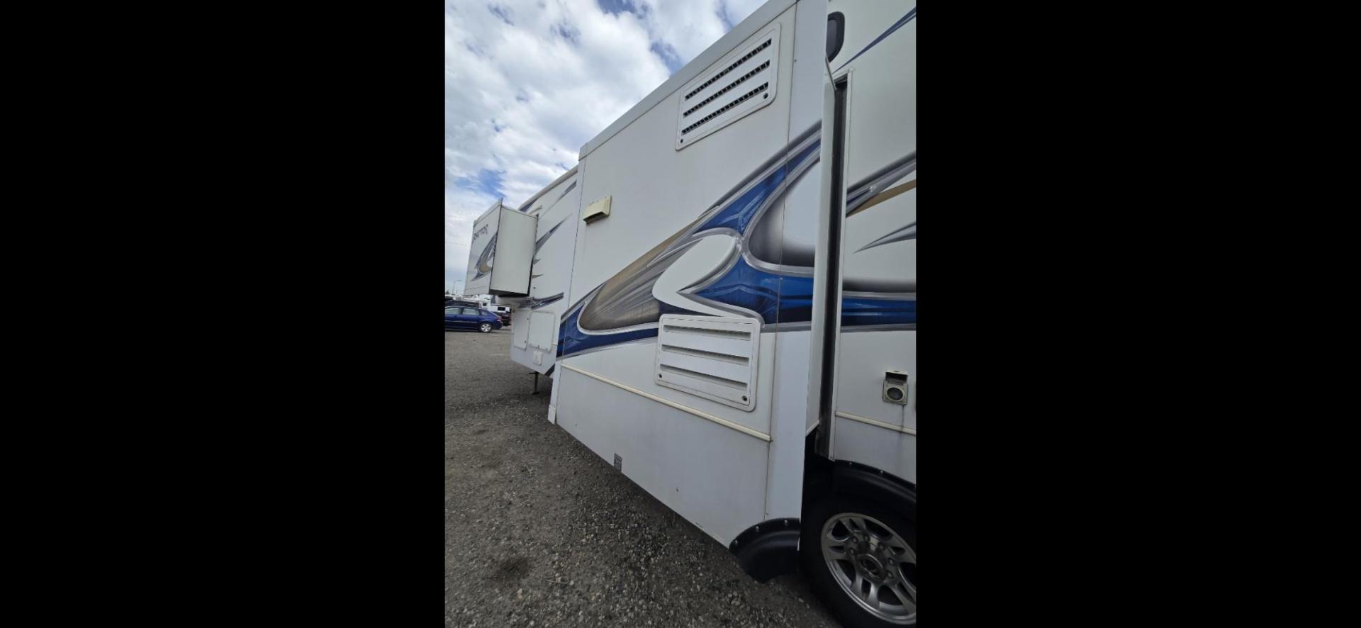 2010 White Keystone Raptor 3912 , located at 923 US HWY 87 E., Billings, MT, 59101, (406) 245-0456, 45.795788, -108.451881 - Photo#7